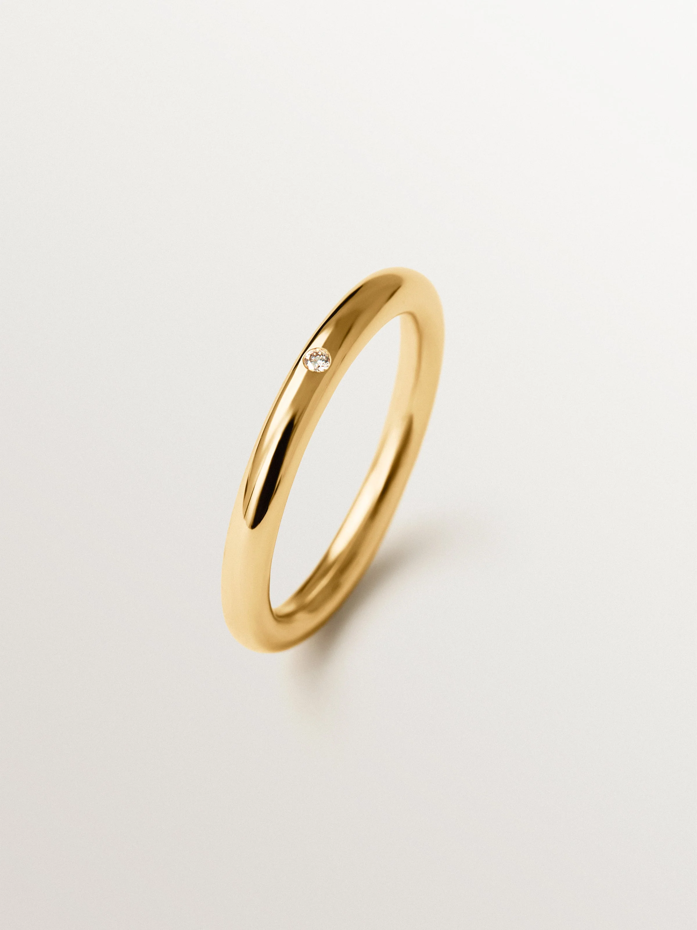Alianza de oro amarillo de 9K con diamante