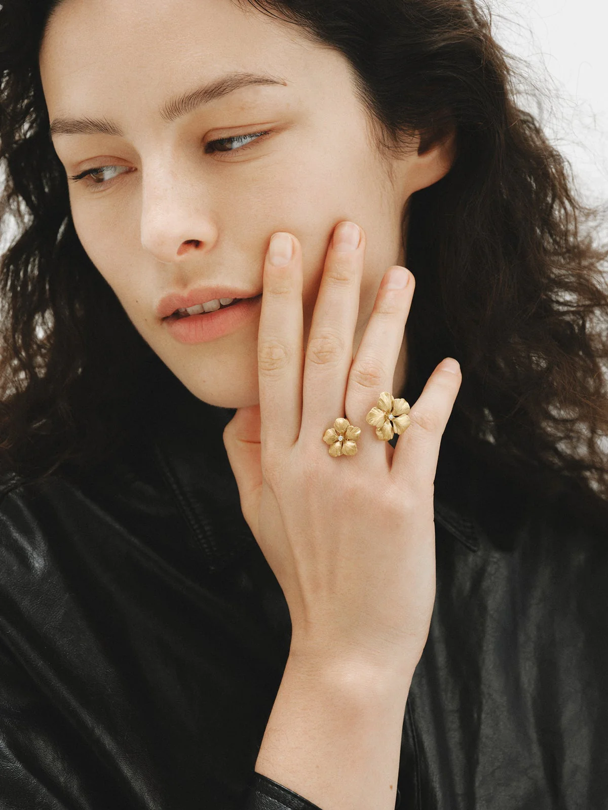 Anillo abierto bañado en oro amarillo con cristales y motivo de flor - Image 4