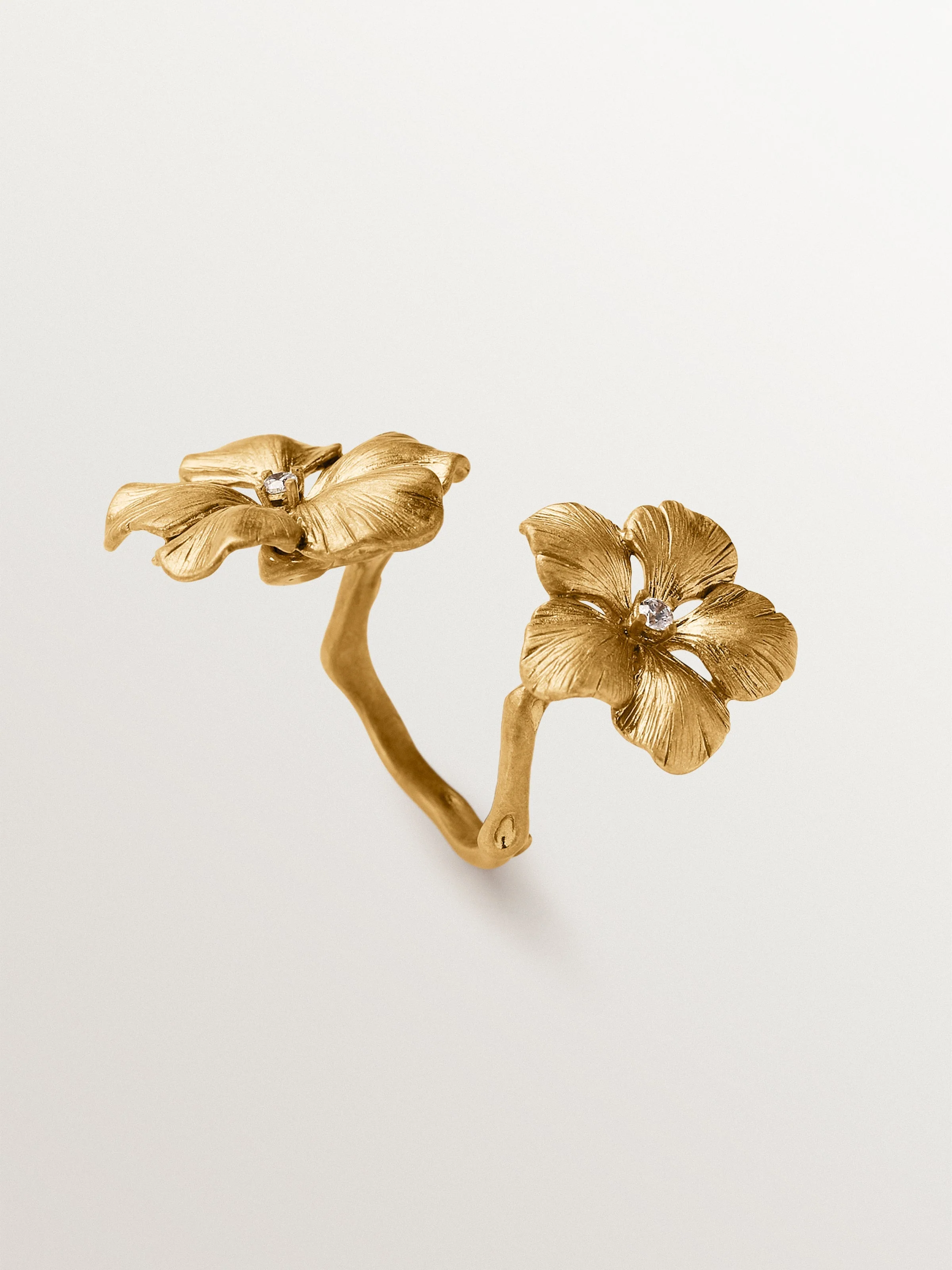 Anillo abierto bañado en oro amarillo con cristales y motivo de flor - Image 5