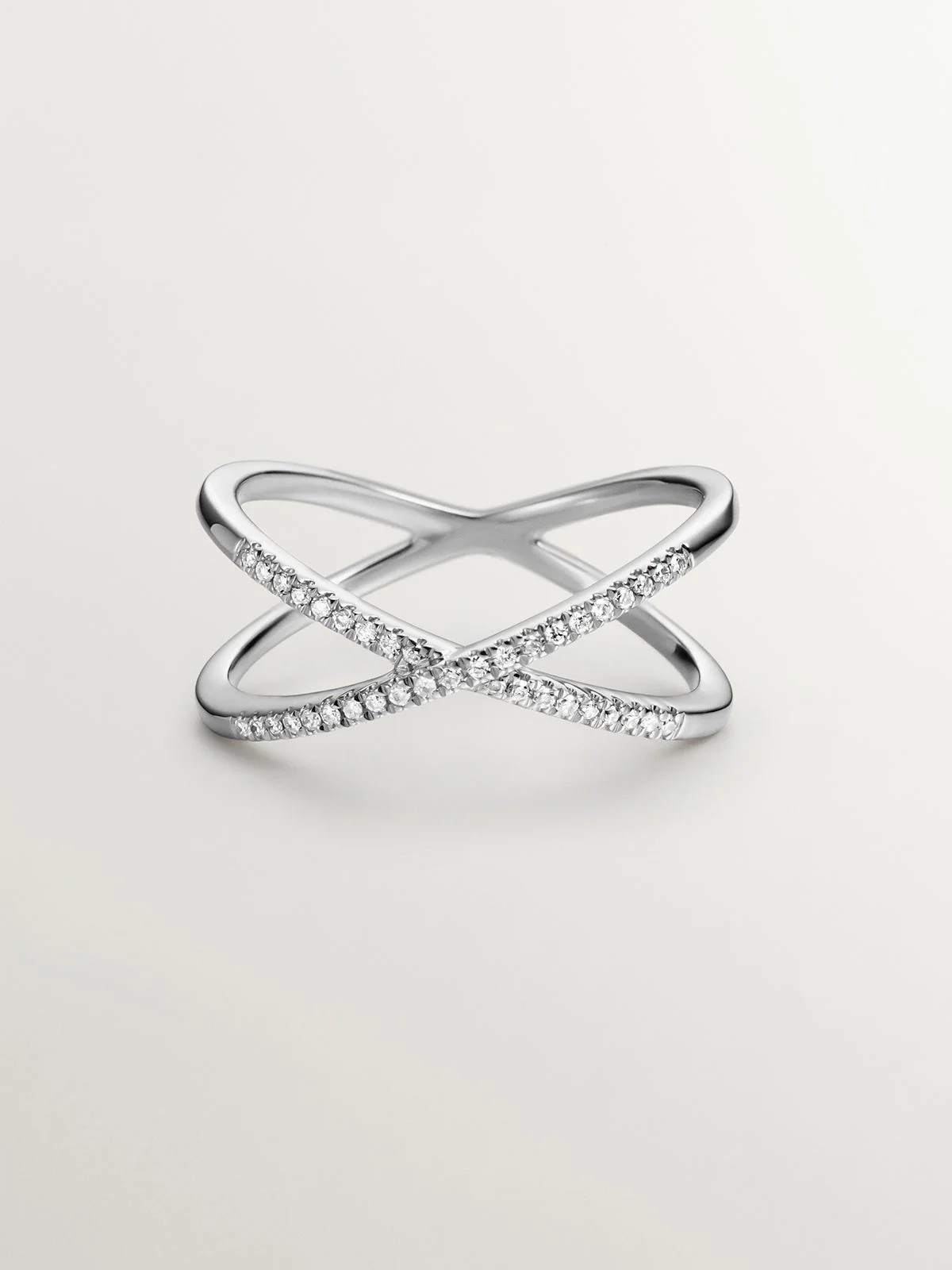 Anillo cruzado de oro blanco de 18K con diamantes en talla brillante - Image 3