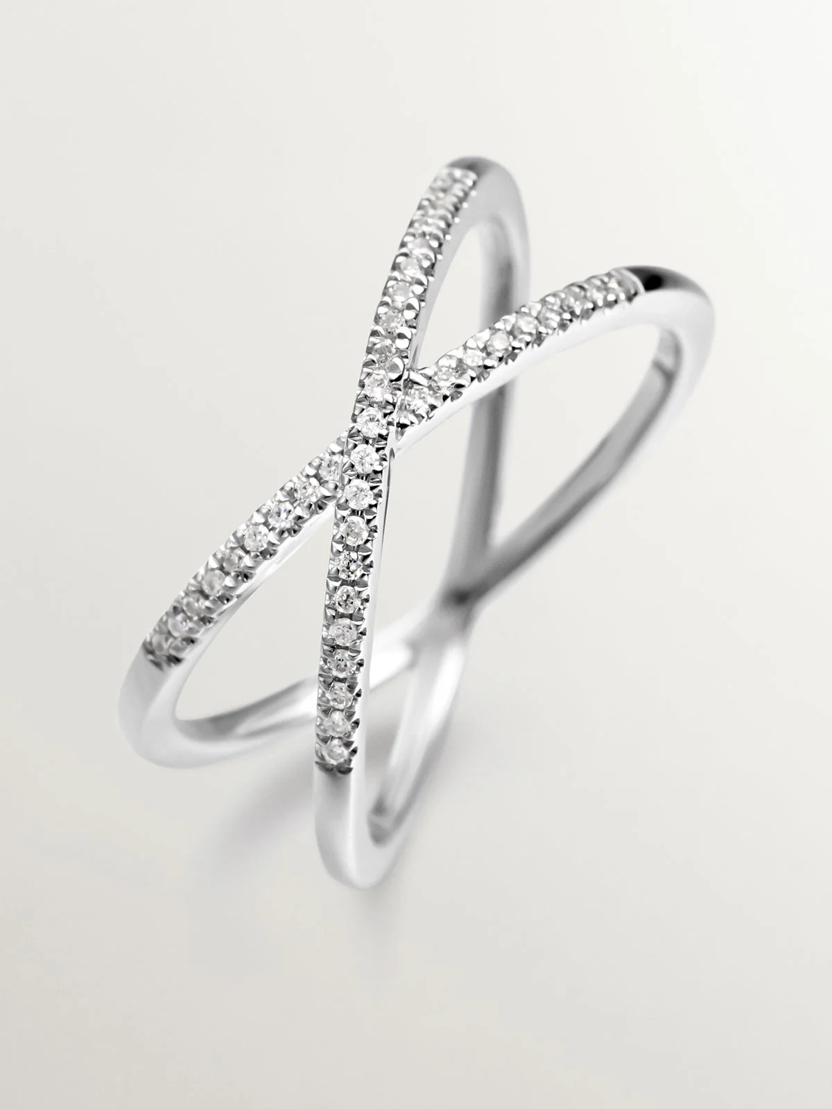 Anillo cruzado de oro blanco de 18K con diamantes en talla brillante - Image 5