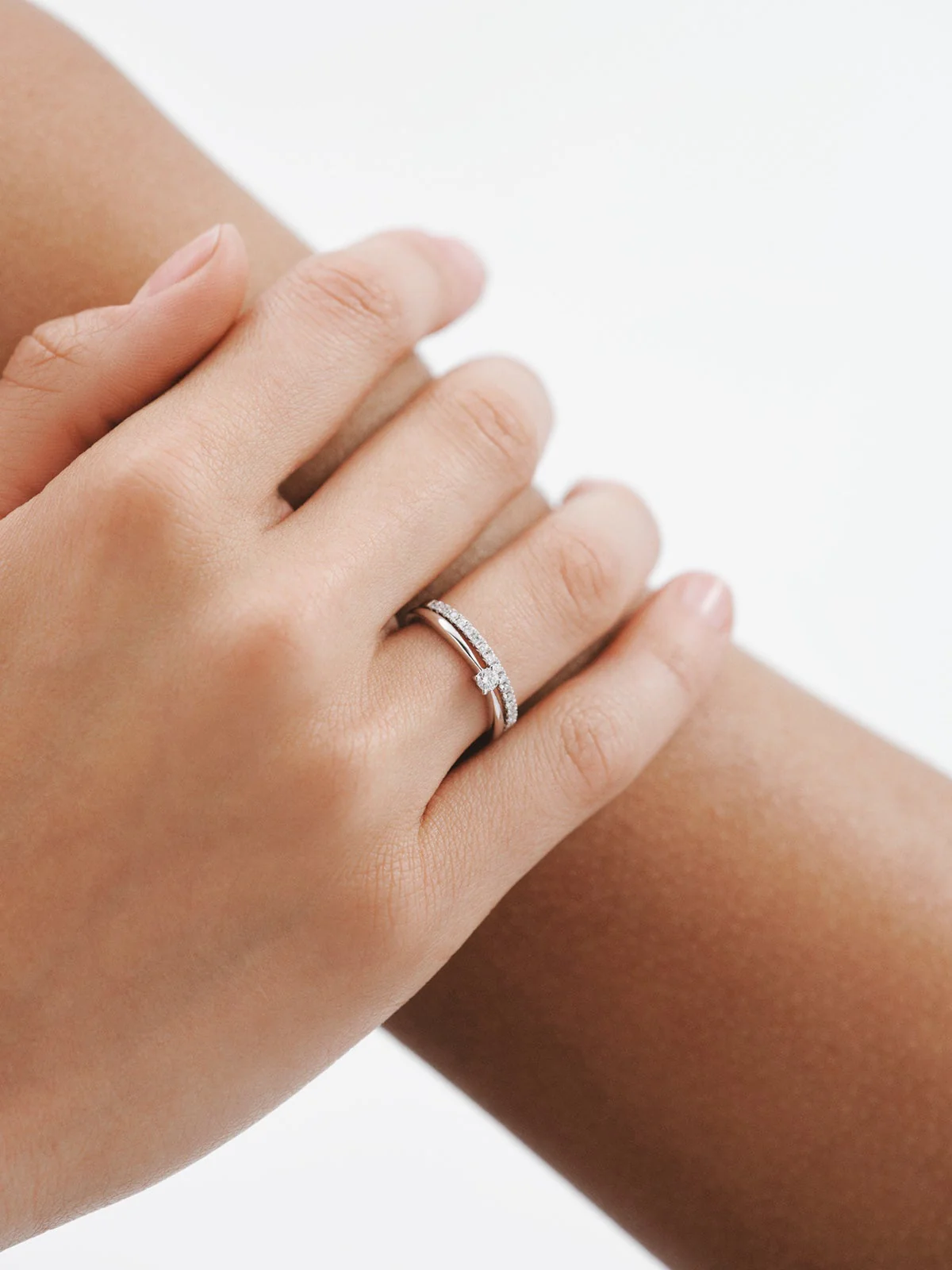 Anillo de oro amarillo de 18K con diamante en talla brillante - Image 6