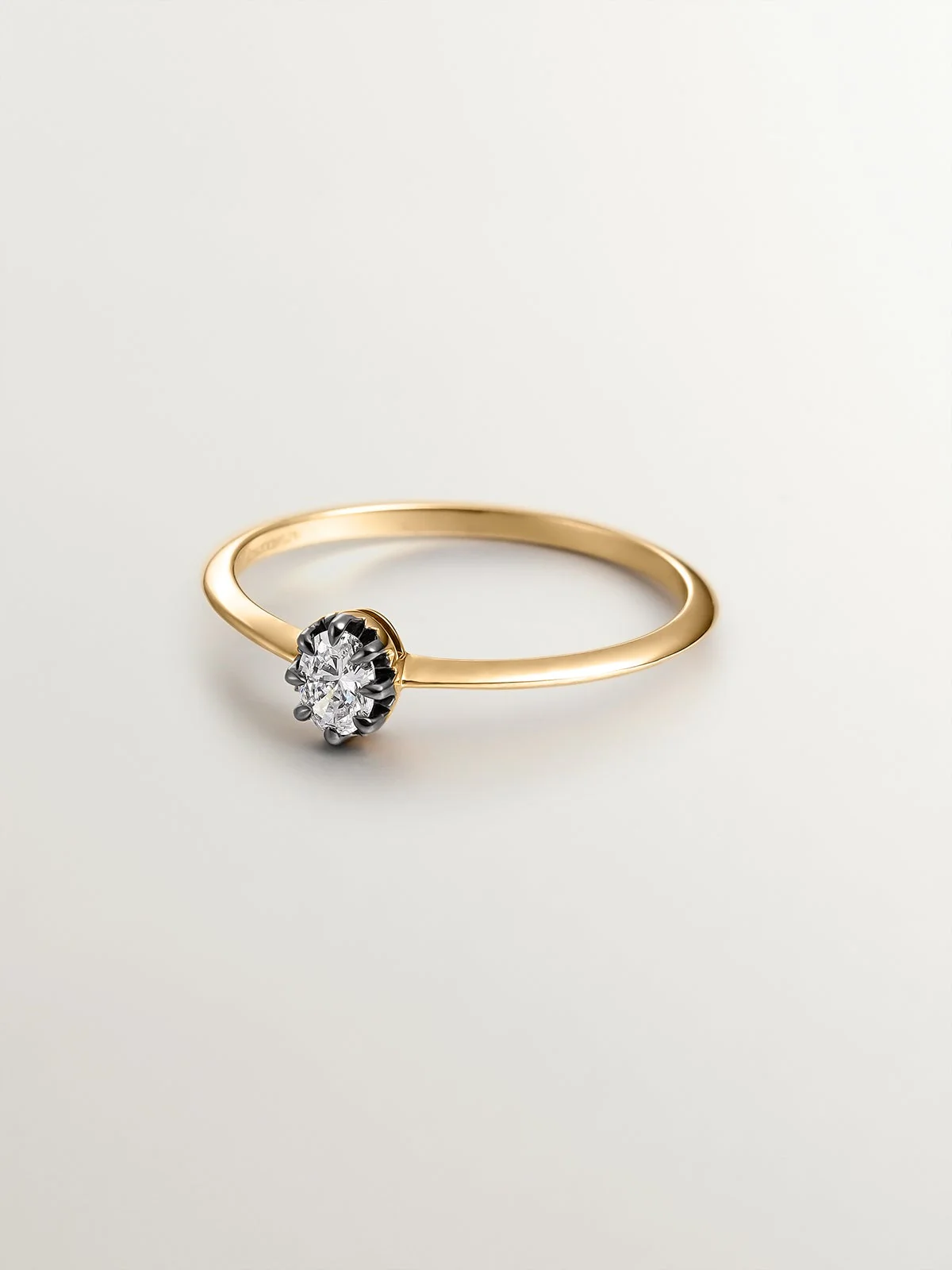 Anillo de oro amarillo de 18K con efecto envejecido y diamante en talla oval - Image 3