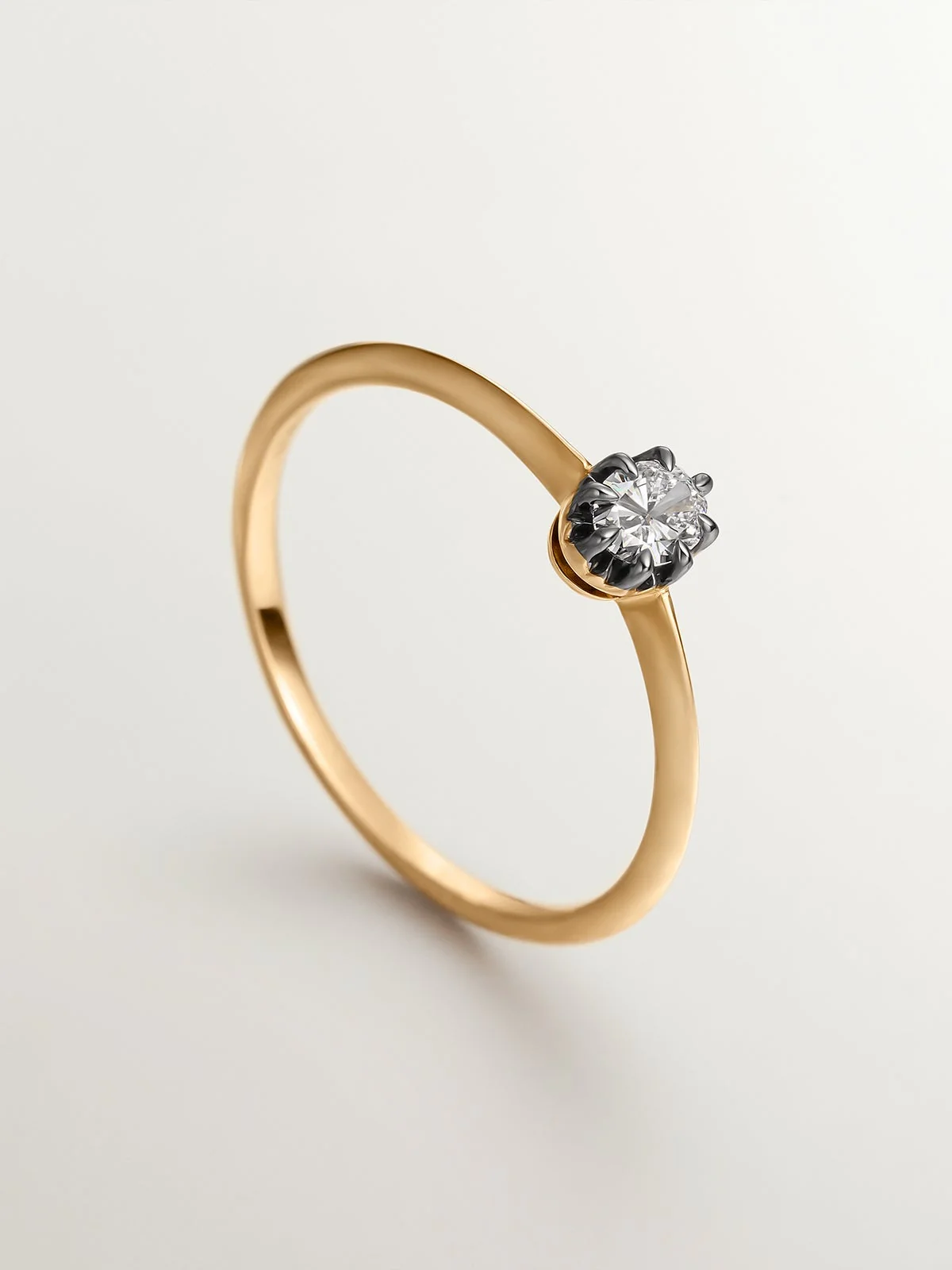 Anillo de oro amarillo de 18K con efecto envejecido y diamante en talla oval - Image 5