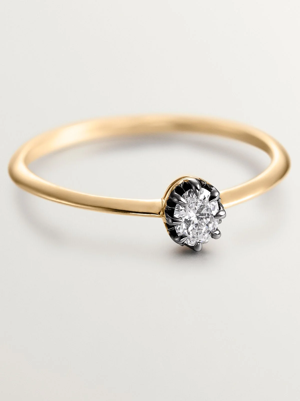 Anillo de oro amarillo de 18K con efecto envejecido y diamante en talla oval - Image 7