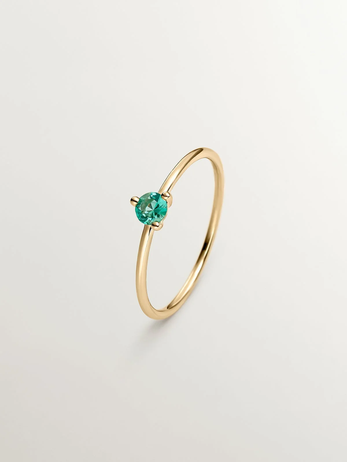 Anillo de oro amarillo de 9K con esmeralda verde