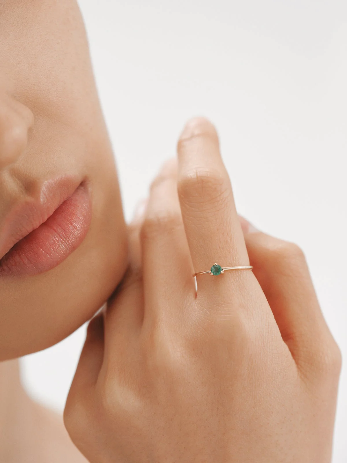 Anillo de oro amarillo de 9K con esmeralda verde - Image 4