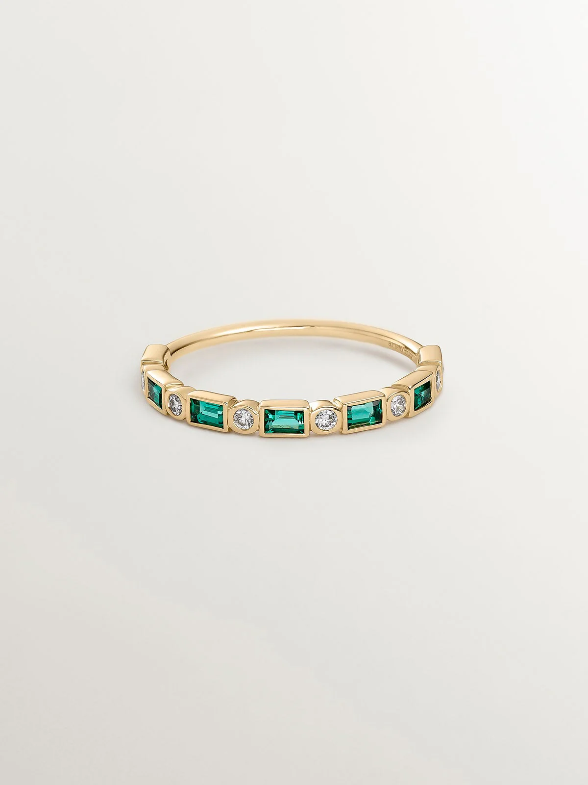 Anillo de oro amarillo de 9K con esmeraldas verdes y diamantes - Image 3