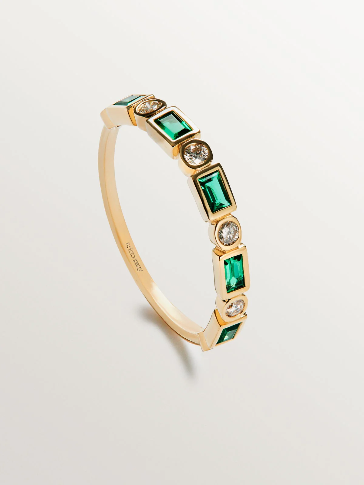 Anillo de oro amarillo de 9K con esmeraldas verdes y diamantes - Image 6