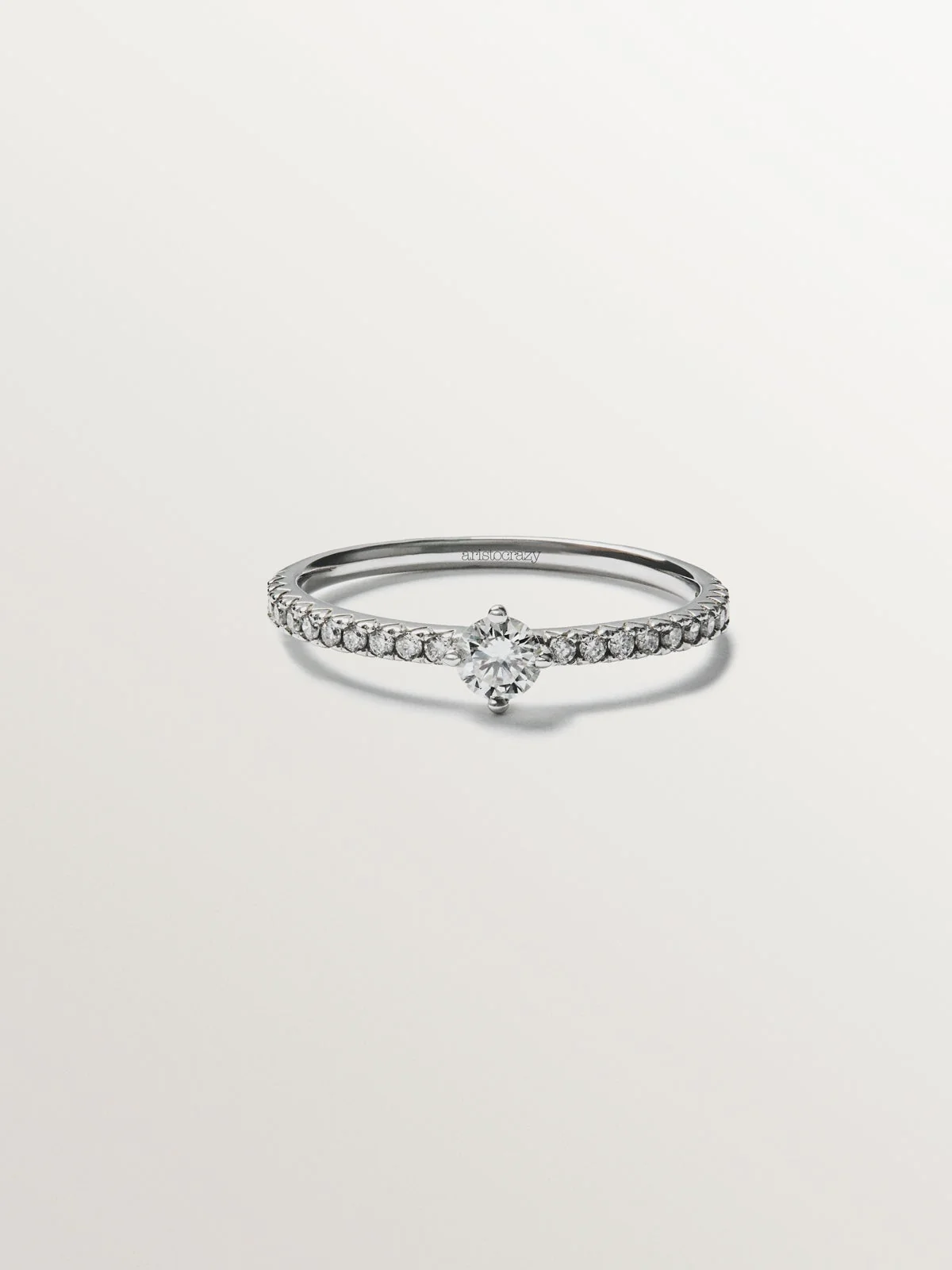 Anillo de oro blanco de 18K con brazo de diamantes y diamante central 0,23 cts - Image 3