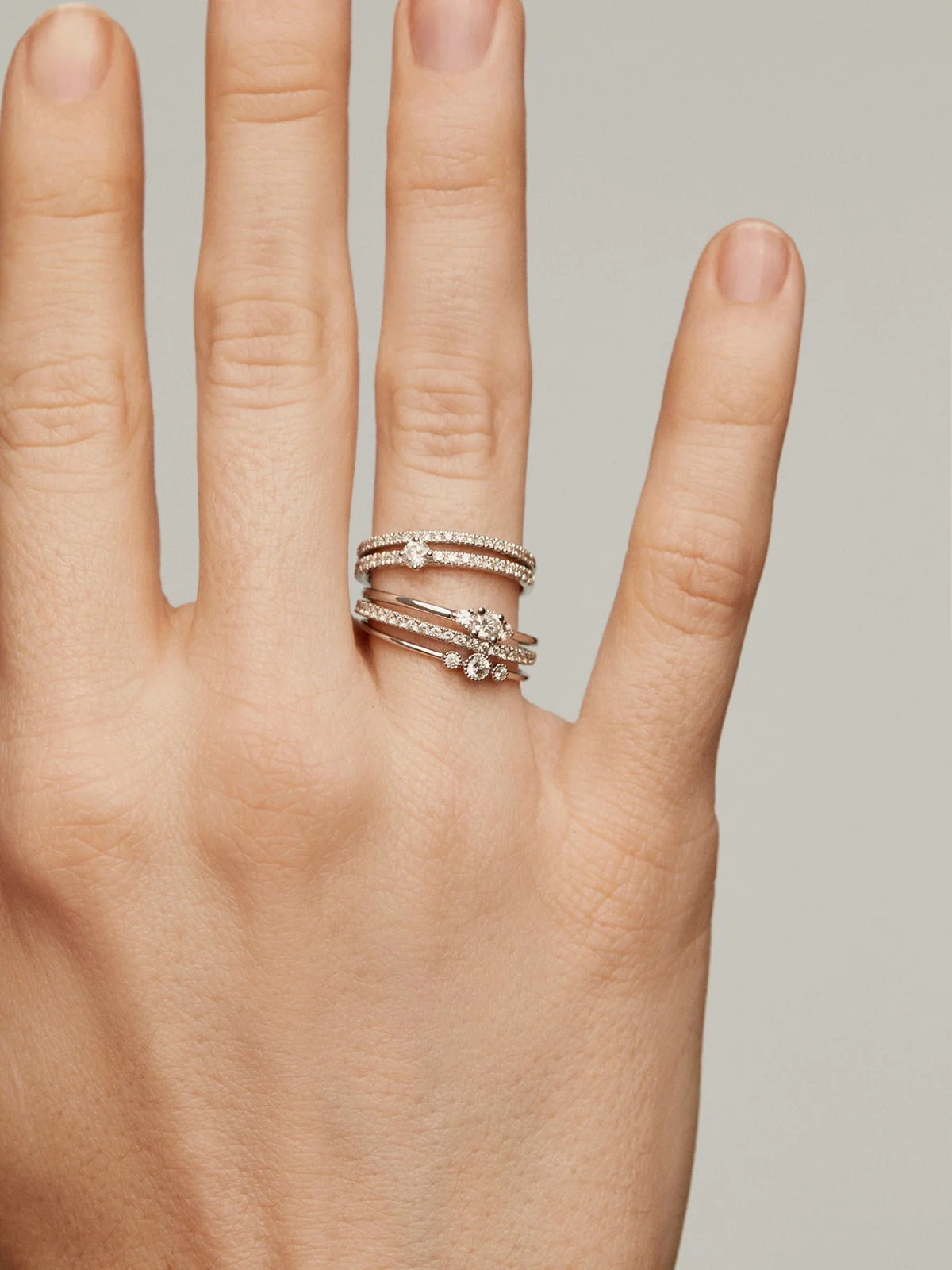 Anillo de oro blanco de 18K con brazo de diamantes y diamante central 0,23 cts - Image 6