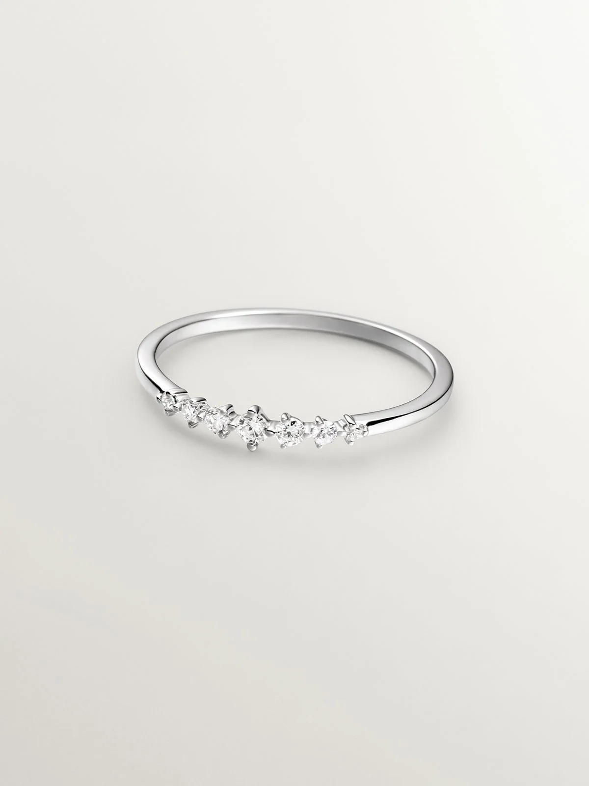 Anillo de oro blanco de 18K con diamantes en talla brillante - Image 3