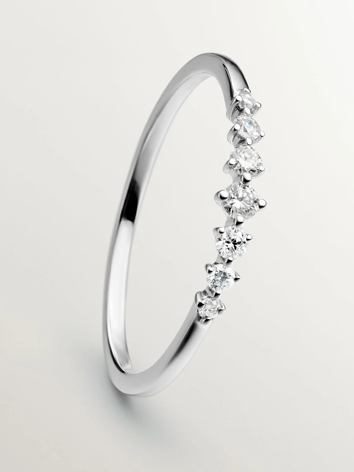 Anillo de oro blanco de 18K con diamantes en talla brillante - Image 5