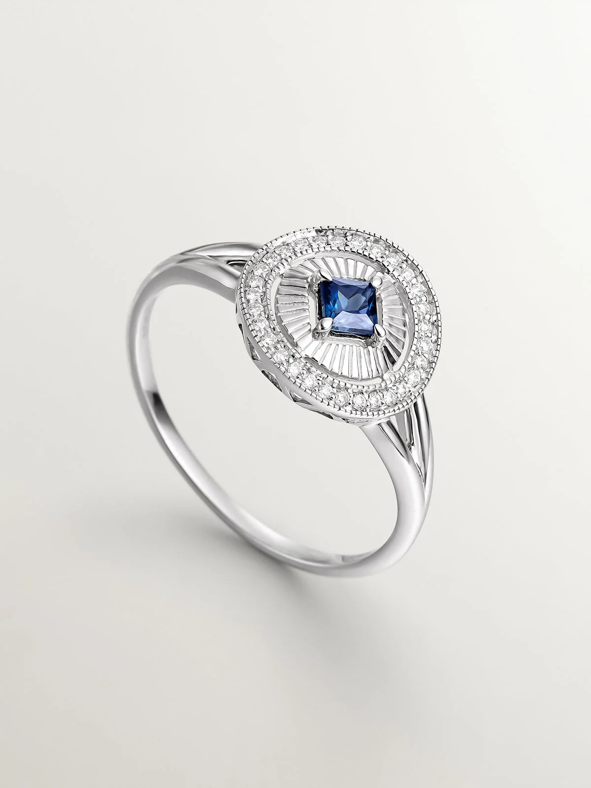 Anillo de oro blanco de 18K con diamantes en talla brillante y zafiro azul en talla princesa - Image 5