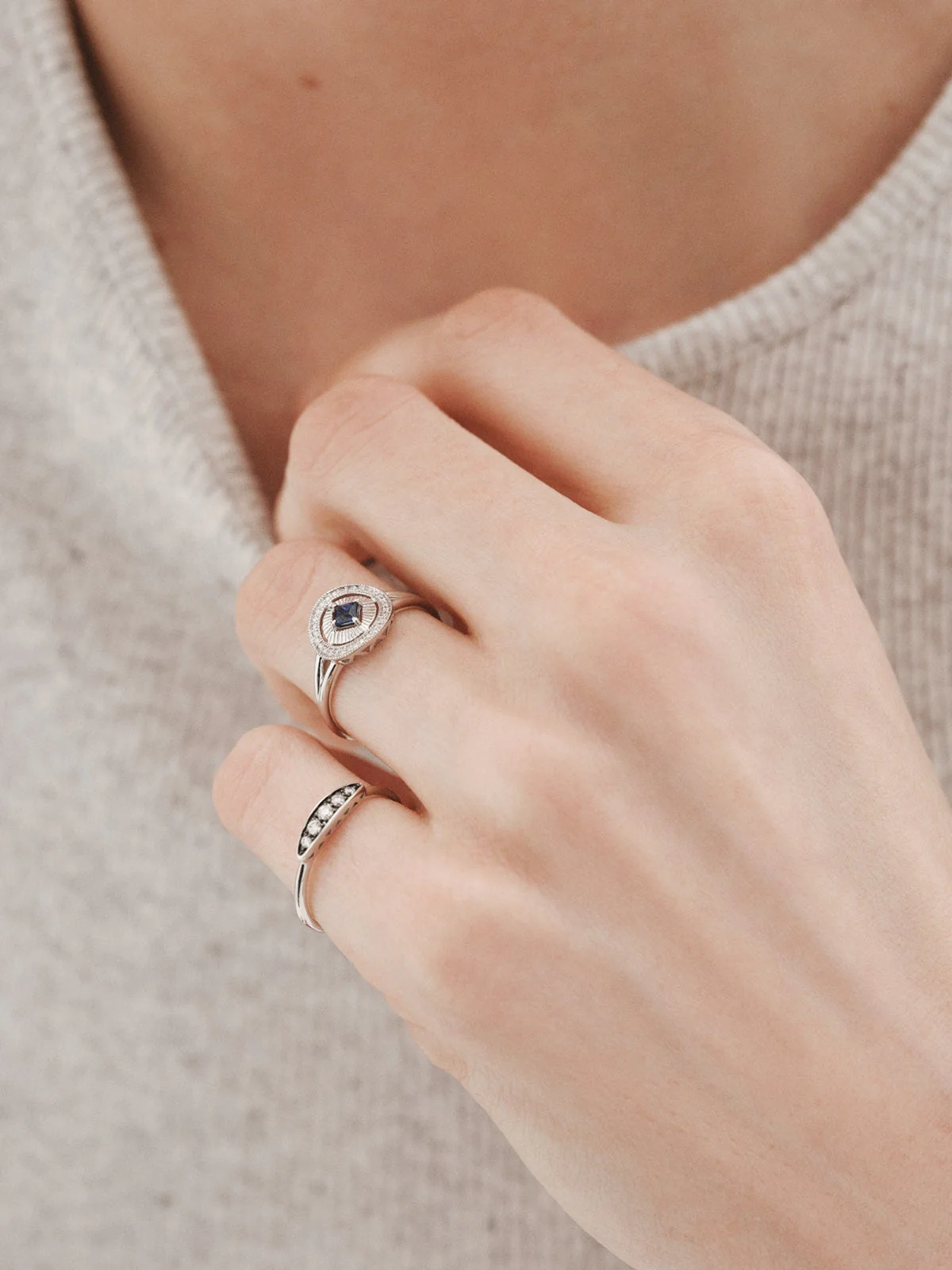 Anillo de oro blanco de 18K con diamantes en talla brillante y zafiro azul en talla princesa - Image 6