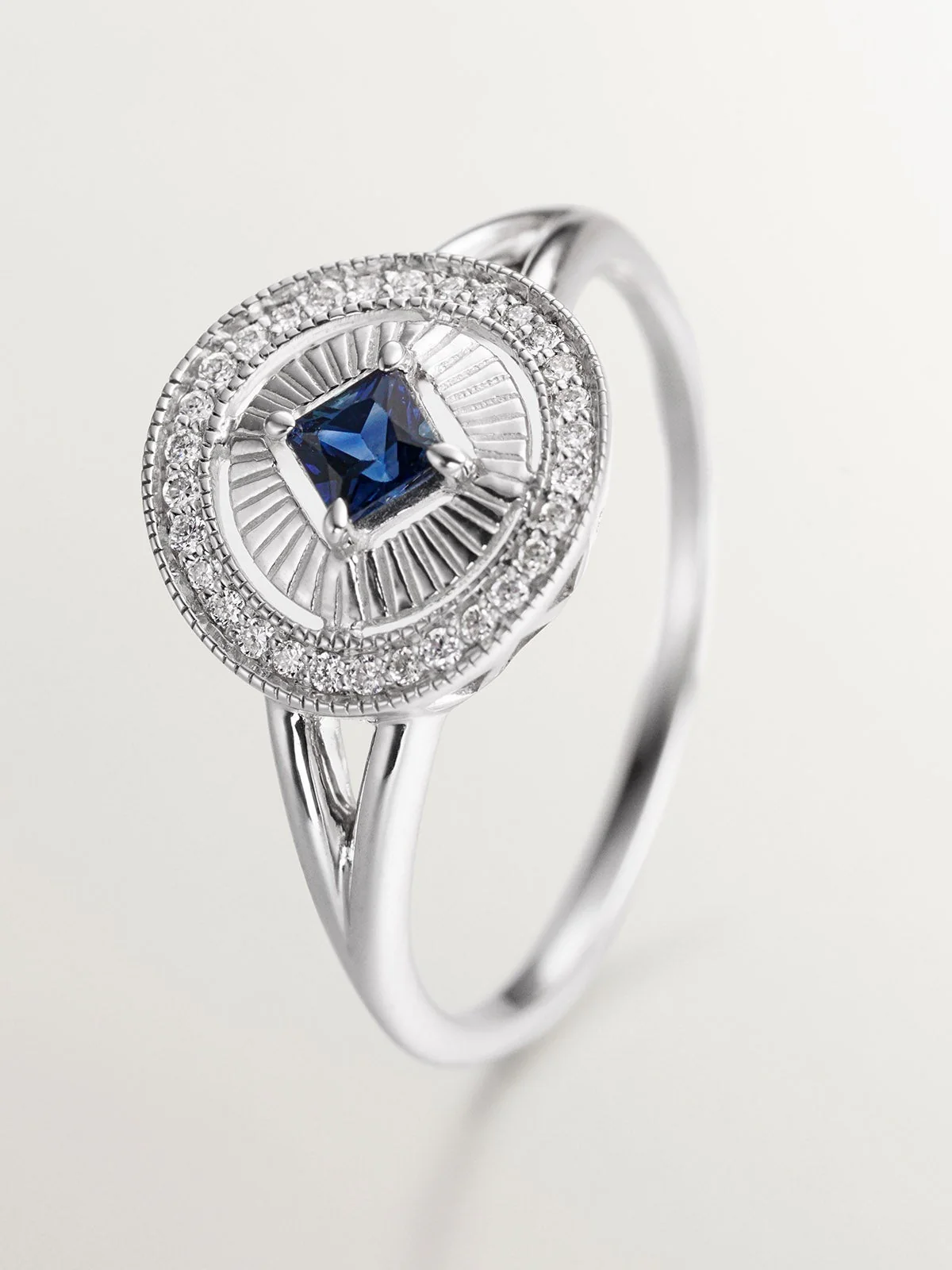 Anillo de oro blanco de 18K con diamantes en talla brillante y zafiro azul en talla princesa - Image 7
