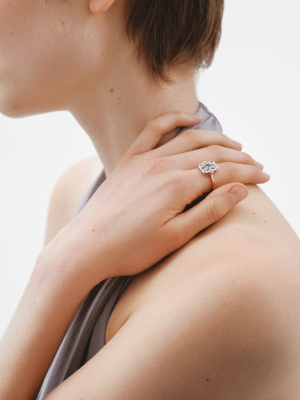 Anillo de oro blanco y oro amarillo de 18K con diamantes en talla brillante y esmeraldas en talla brillante - Image 4
