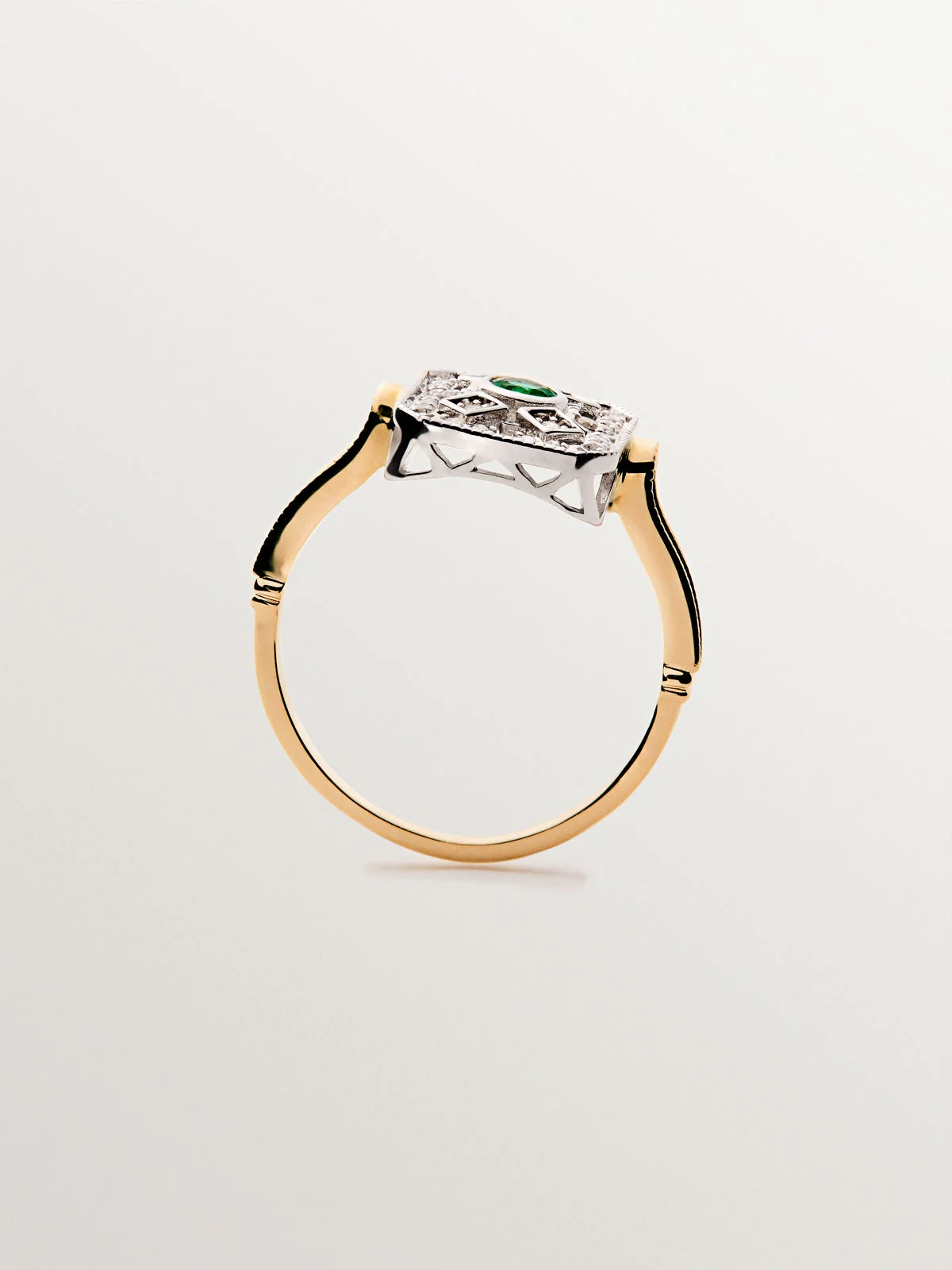 Anillo de oro blanco y oro amarillo de 18K con diamantes en talla brillante y esmeraldas en talla brillante - Image 5