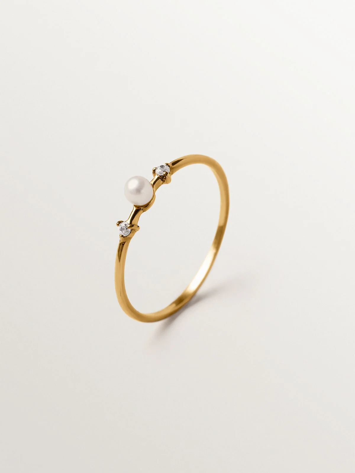 Anillo de plata 925 bañada en oro amarillo de 18K con perla y topacios blancos