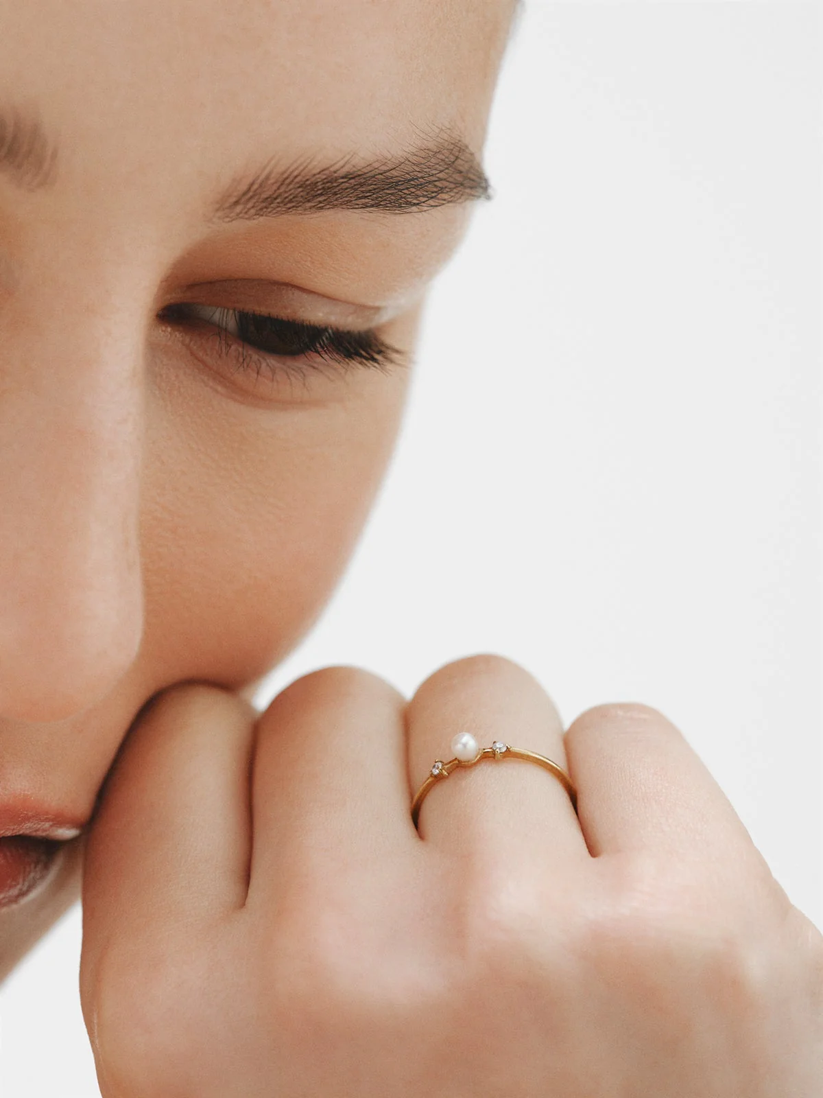 Anillo de plata 925 bañada en oro amarillo de 18K con perla y topacios blancos - Image 2