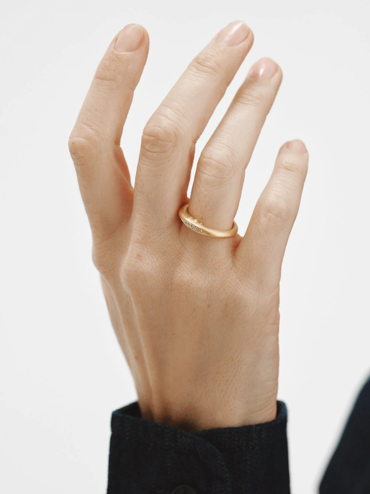 Anillo de plata 925 bañado en oro de 18K con topacios blancos y  forma de luna - Image 2