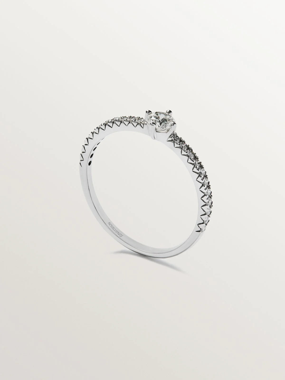 Anillo solitario de oro blanco de 18K con diamantes 0,32 cts - Image 4