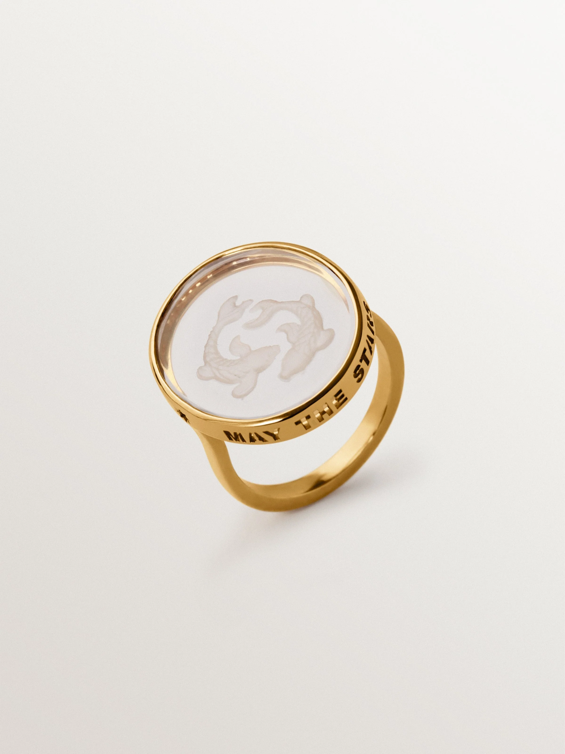 Anillo tipo sello Piscis de plata 925 bañada en oro amarillo de 18K y cristal de roca