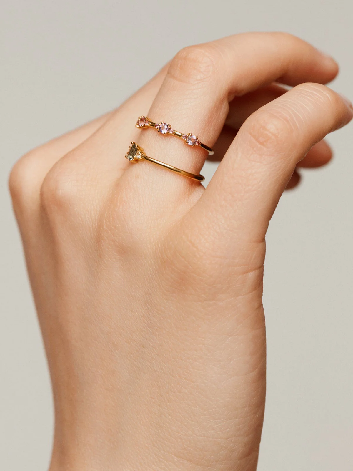 Anillo tresillo de plata 925 bañada en oro amarillo de 18K con amatistas moradas y rodolitas rosas - Image 6