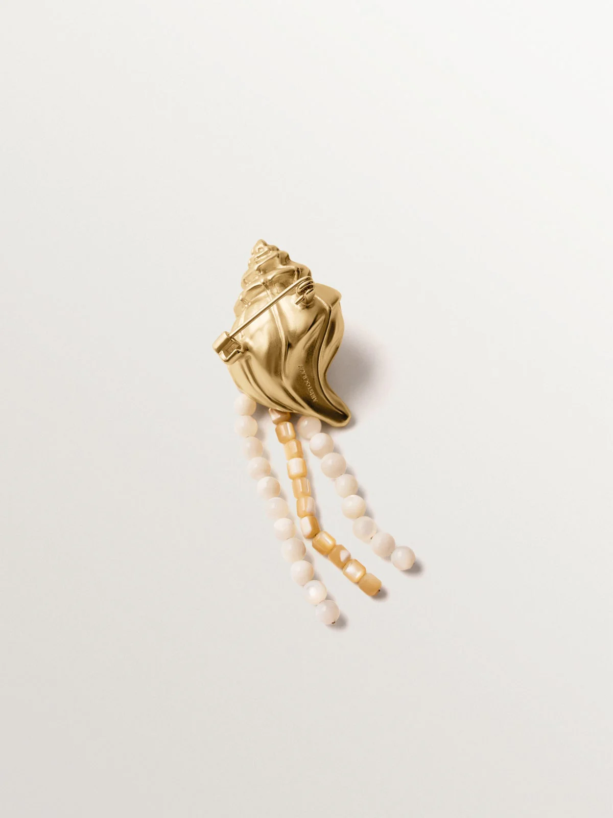 Broche bañado en oro amarillo con bolitas de nácar y forma de concha con cristales - Image 5