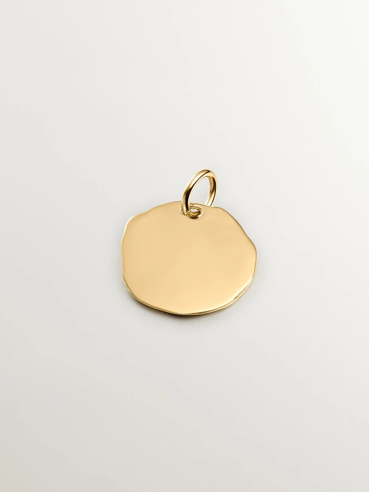 Charm artesanal de plata 925 bañada en oro amarillo de 18K con inicial F - Image 2