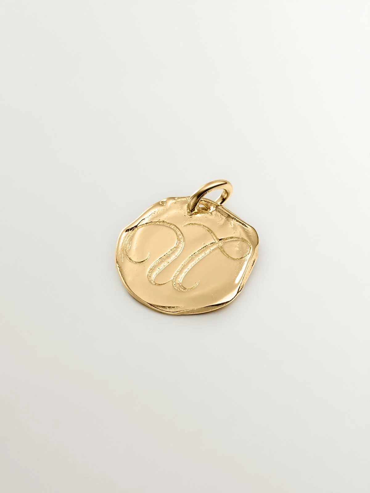 Charm artesanal de plata 925 bañada en oro amarillo de 18K con inicial U