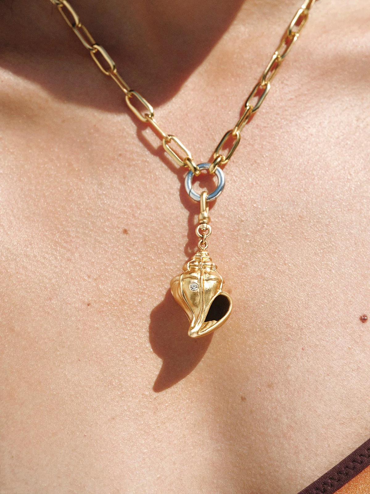 Charm bañado en oro amarillo con cristales y forma de concha - Image 2
