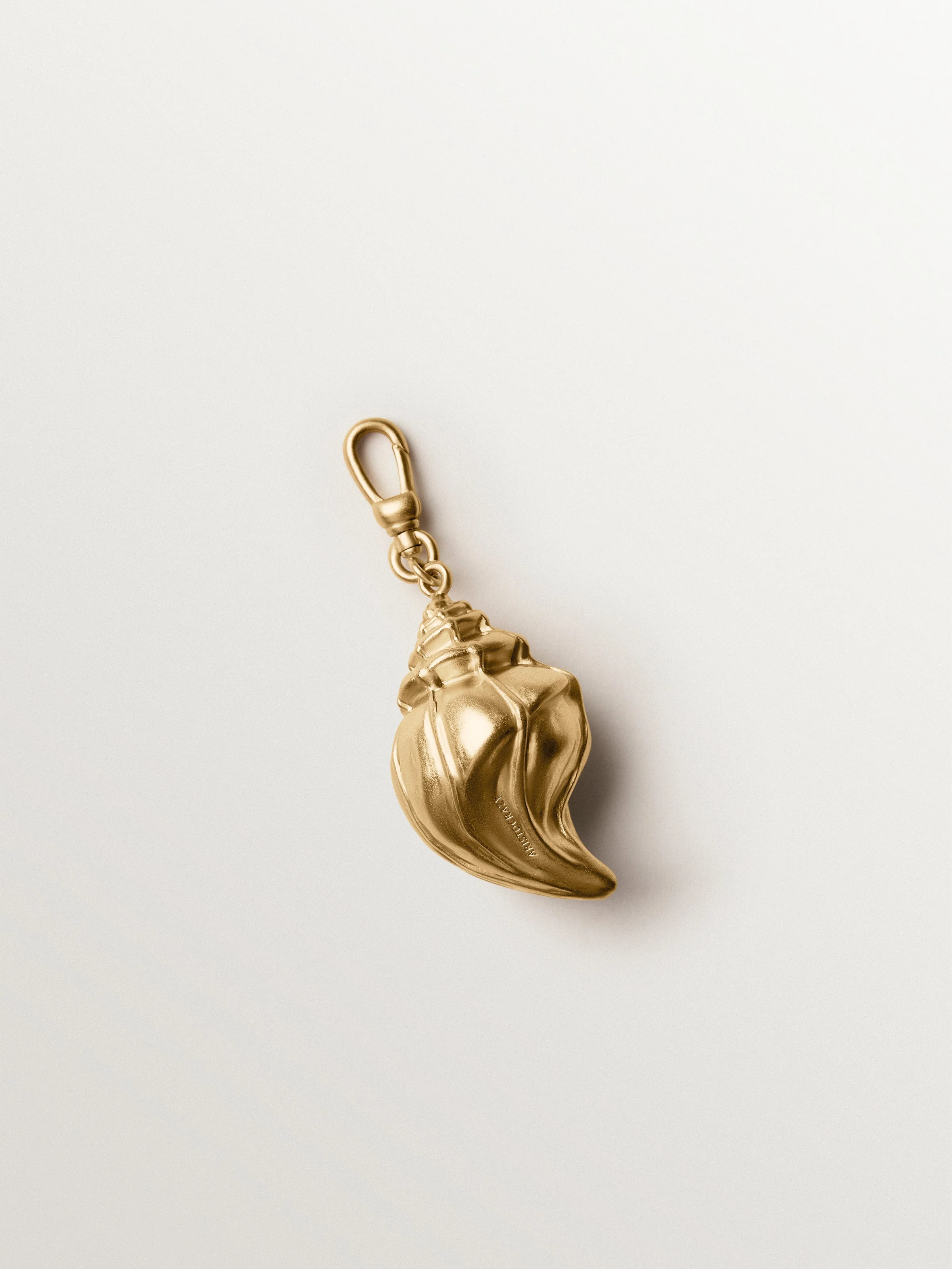 Charm bañado en oro amarillo con cristales y forma de concha - Image 3
