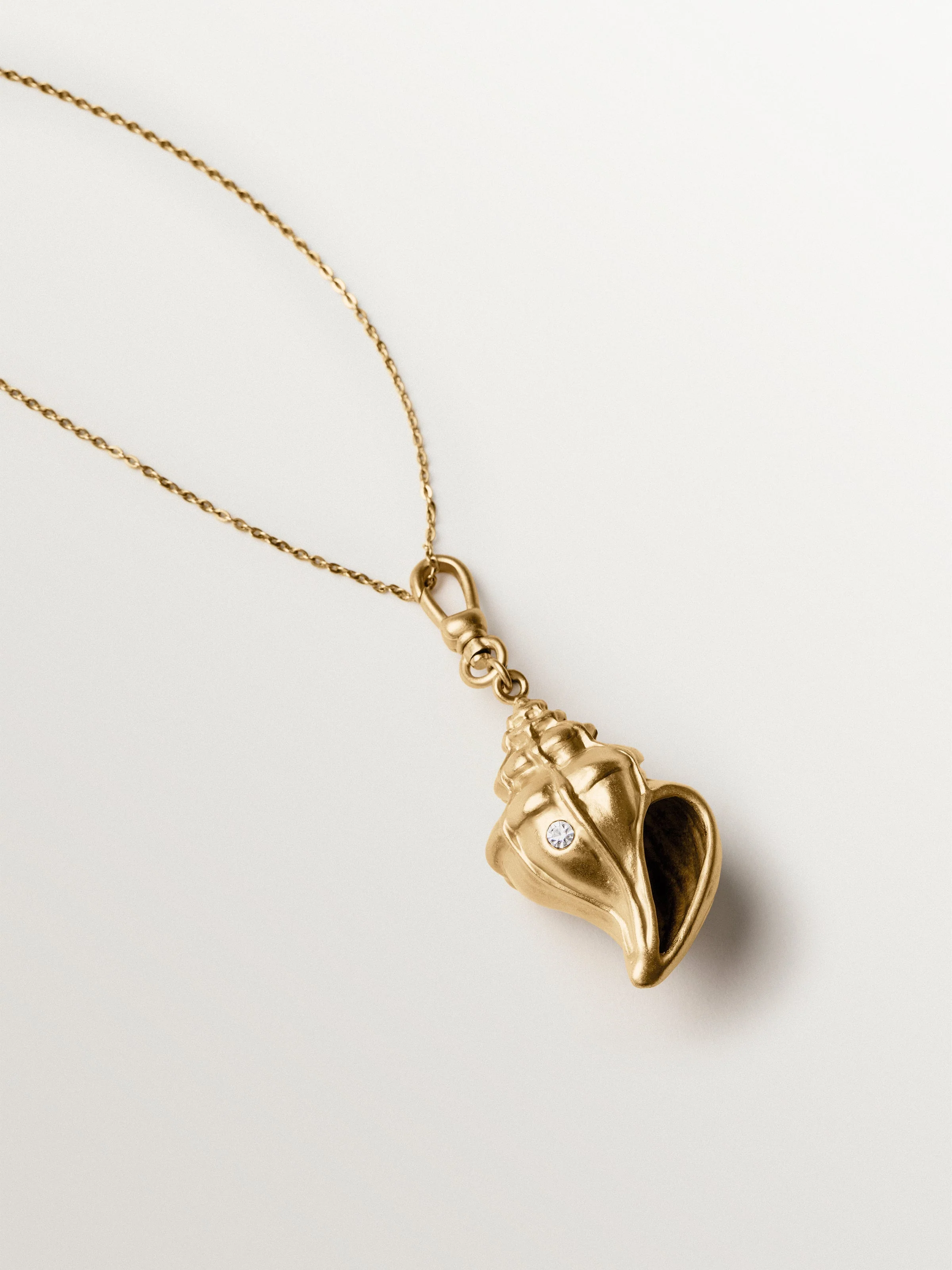 Charm bañado en oro amarillo con cristales y forma de concha - Image 5