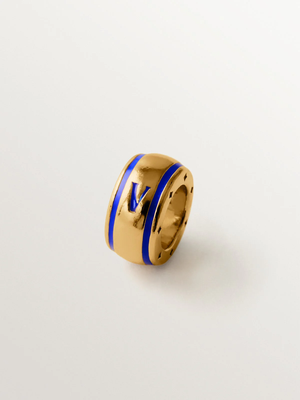 Charm con inicial V de plata 925 bañada en oro amarillo de 18K y esmalte azul con forma circular
