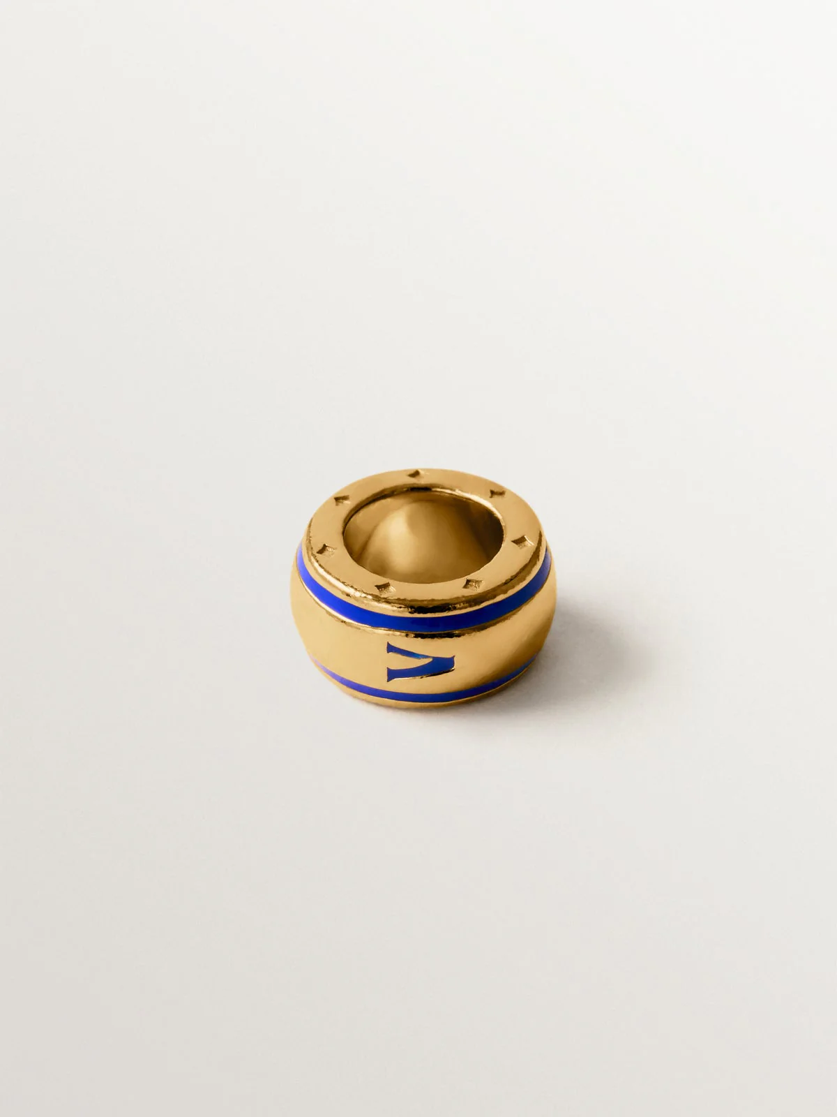 Charm con inicial V de plata 925 bañada en oro amarillo de 18K y esmalte azul con forma circular - Image 3