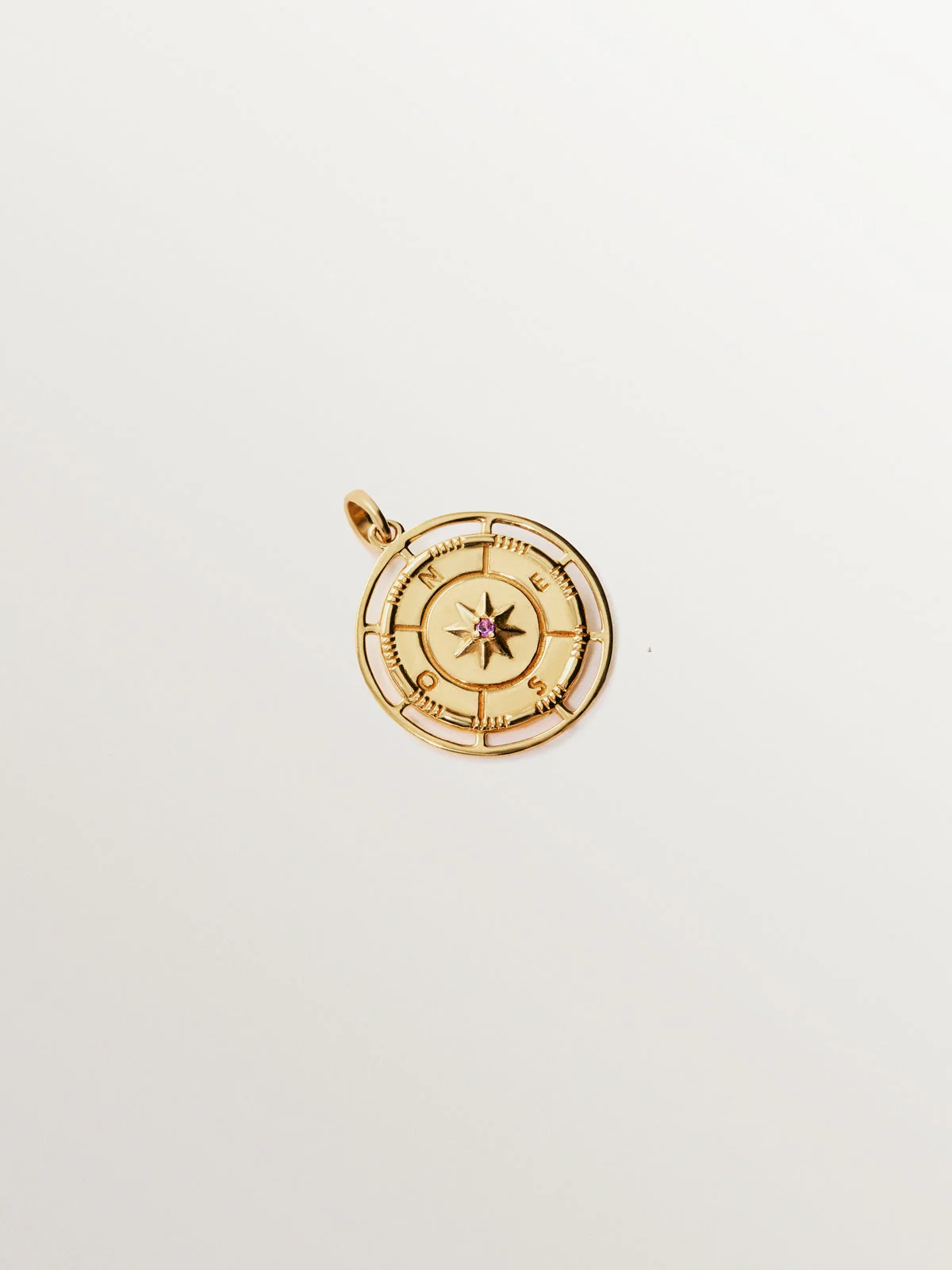Charm de plata 925 bañada en oro amarillo de 18K con amatista morada y topacio blanco sobre rosa de los vientos