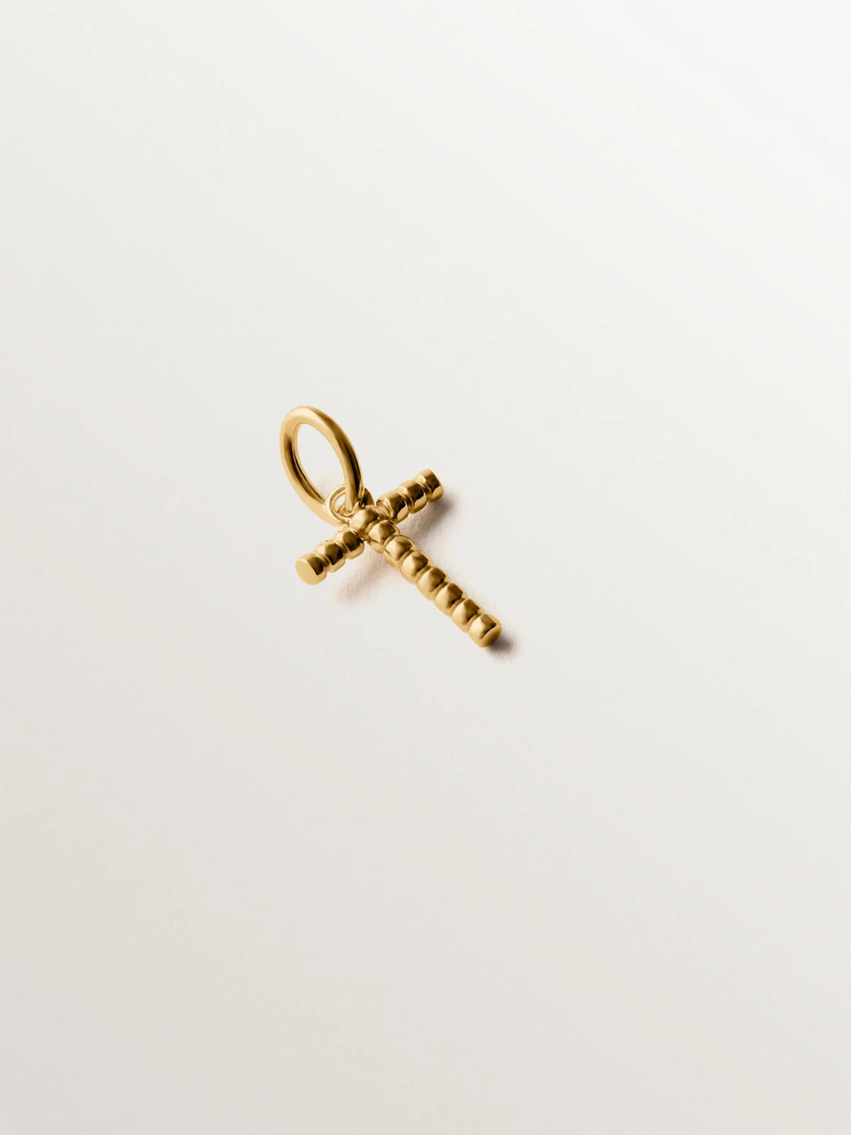 Charm de plata 925 bañada en oro amarillo de 18K con letra T y motivos de esferas
