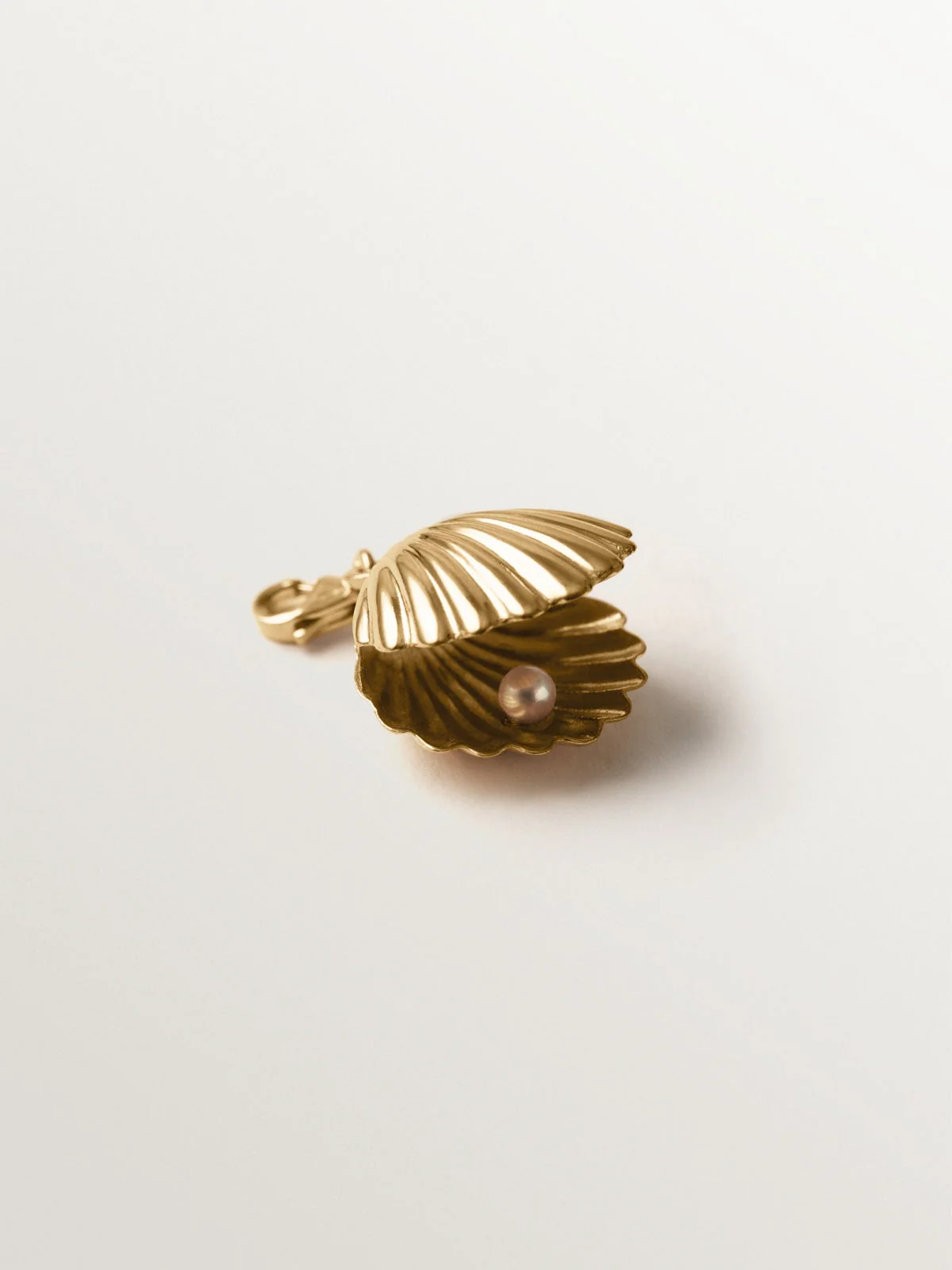 Charm de plata 925 bañada en oro amarillo de 18K y forma de concha
