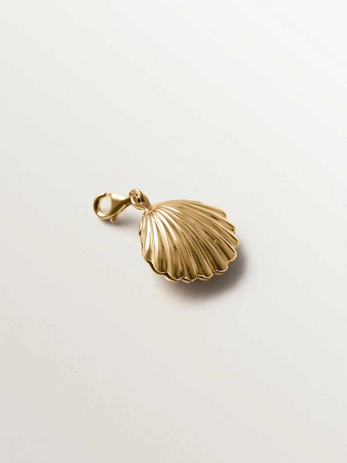 Charm de plata 925 bañada en oro amarillo de 18K y forma de concha - Image 3