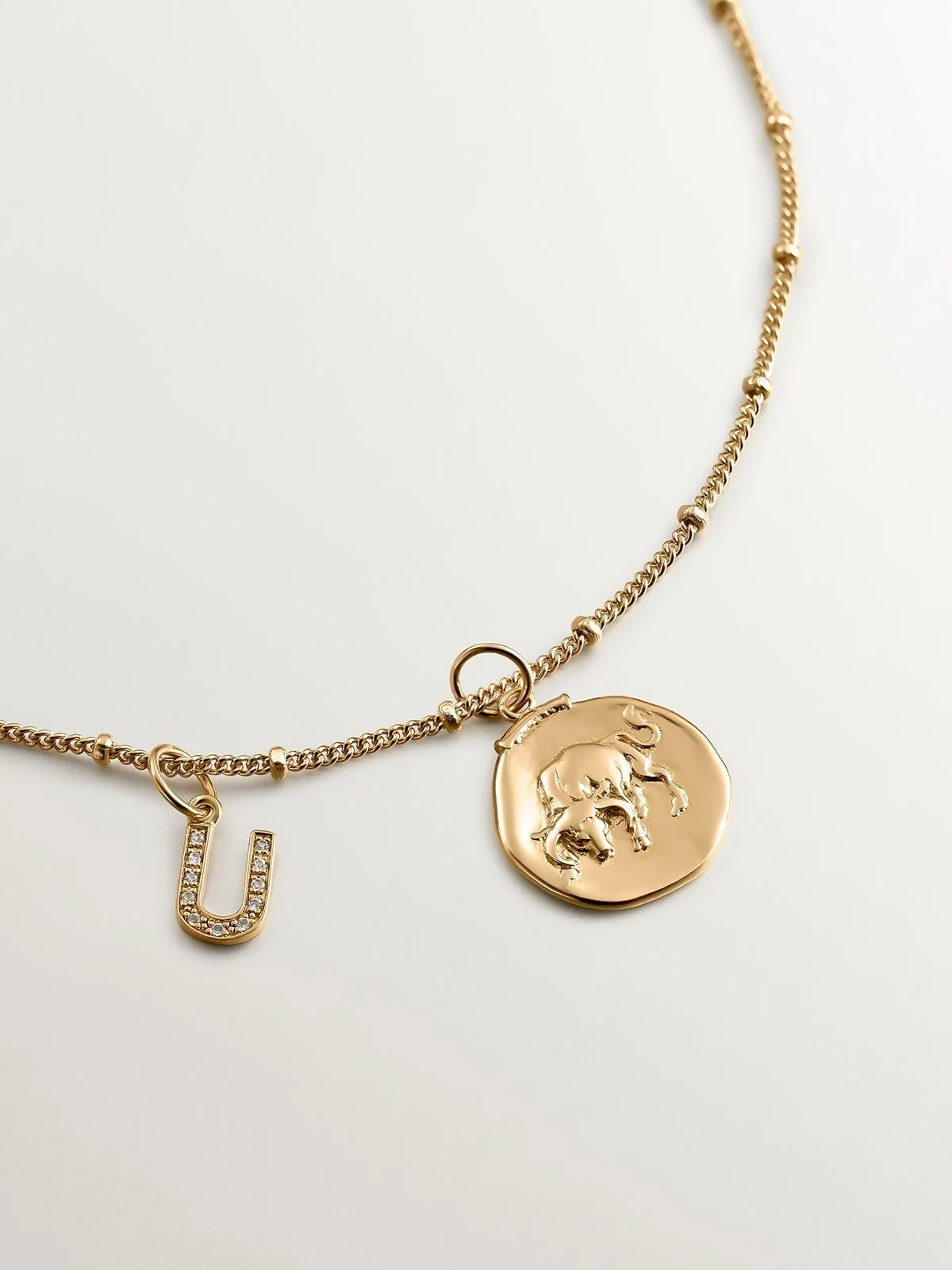 Charm de plata 925 bañada en oro amarillo de 18K y topacios blancos inicial U - Image 5