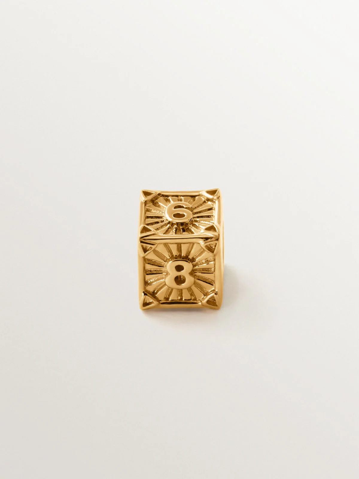 Charm de plata 925 bañada en oro de 18K con forma de cubo con números pares