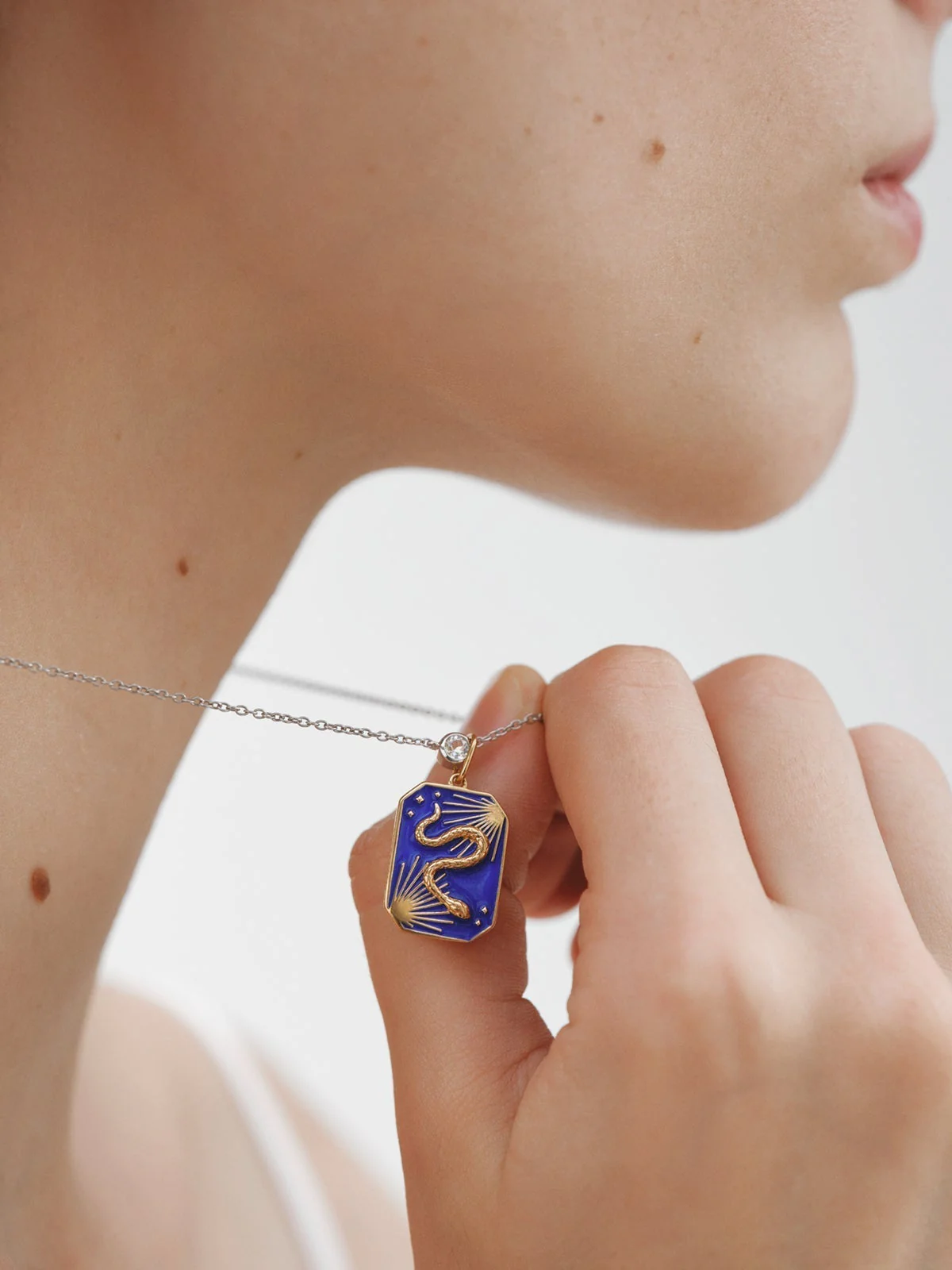 Charm de plata 925 bañada en oro de 18K y esmalte azul con motivo de serpiente - Image 2