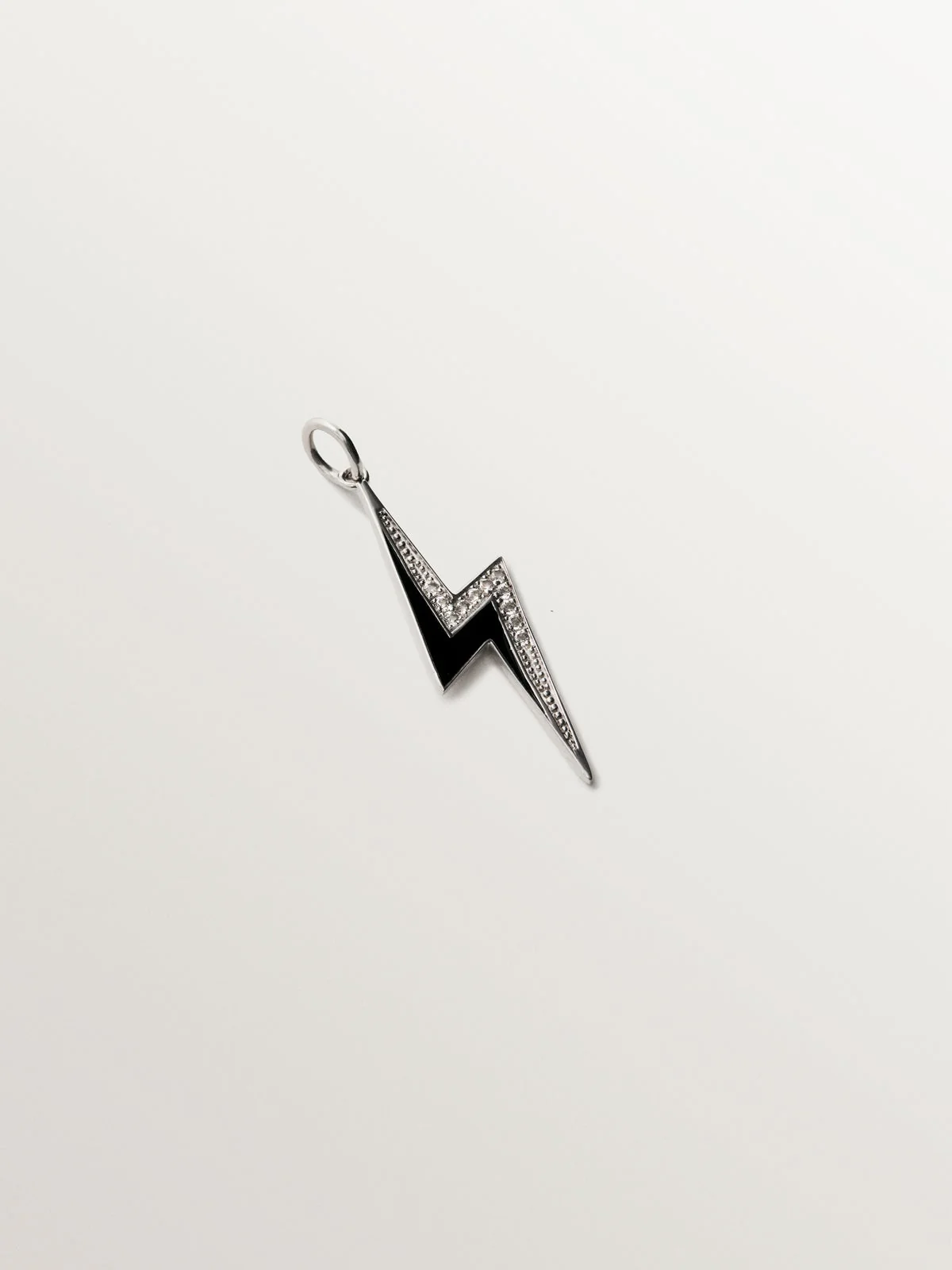 Charm de plata 925 con topacios blancos y detalle en esmalte negro con forma de rayo
