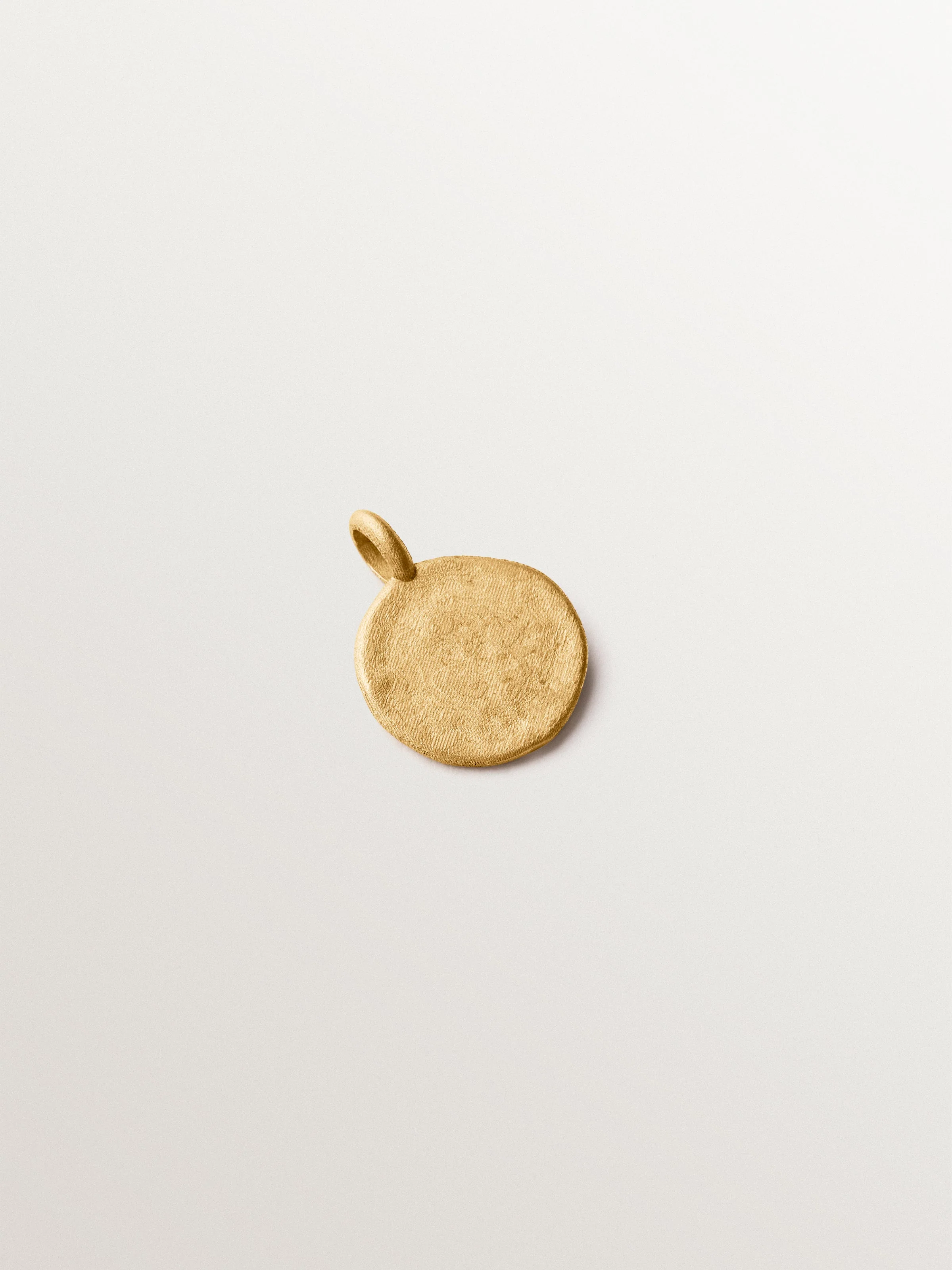 Charm tipo medalla de plata 925 bañada en oro amarillo de 18K y forma de trébol - Image 3