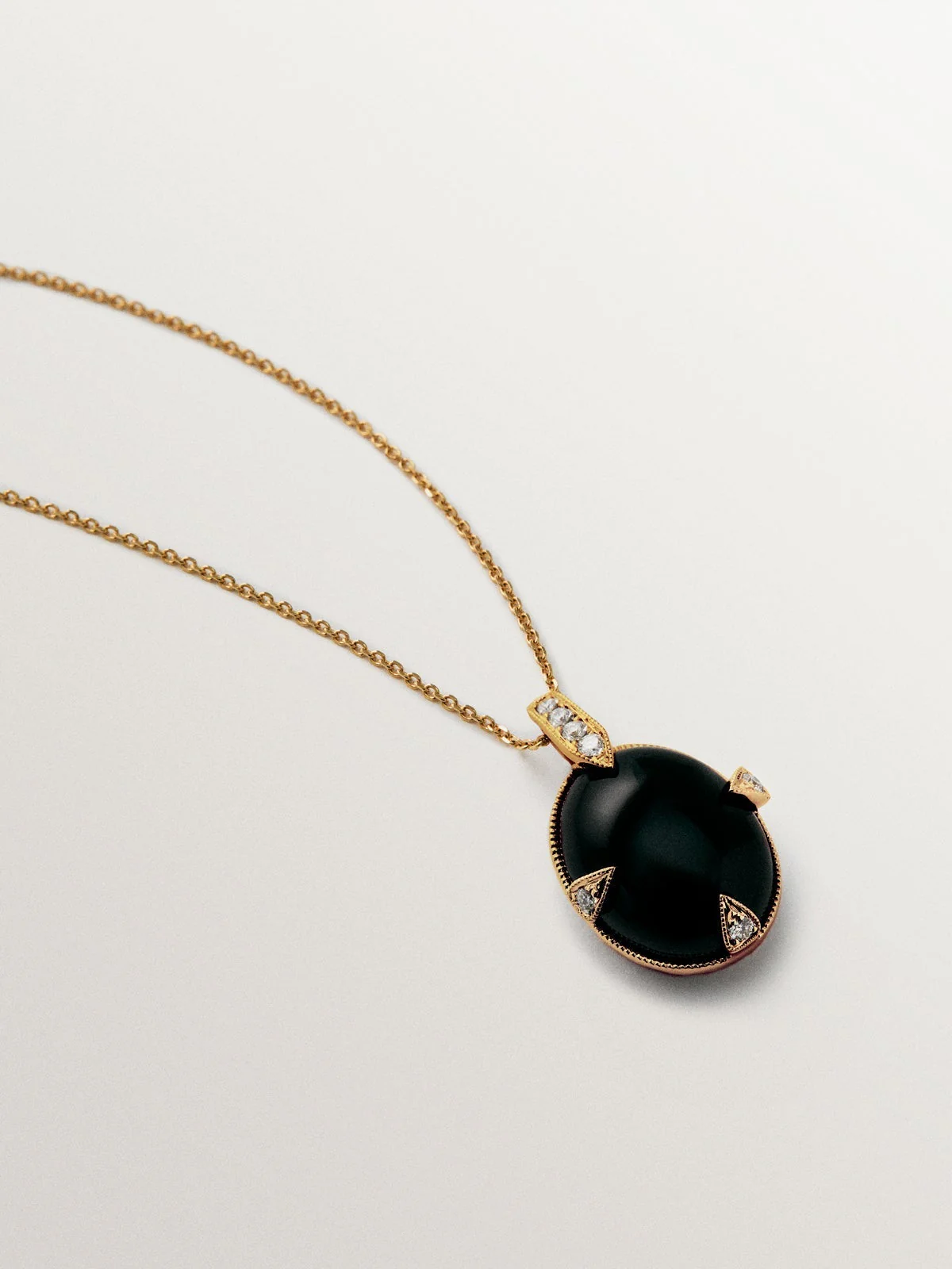 Colgante de oro amarillo de 18K con ónix negro y diamantes en talla brillante - Image 3