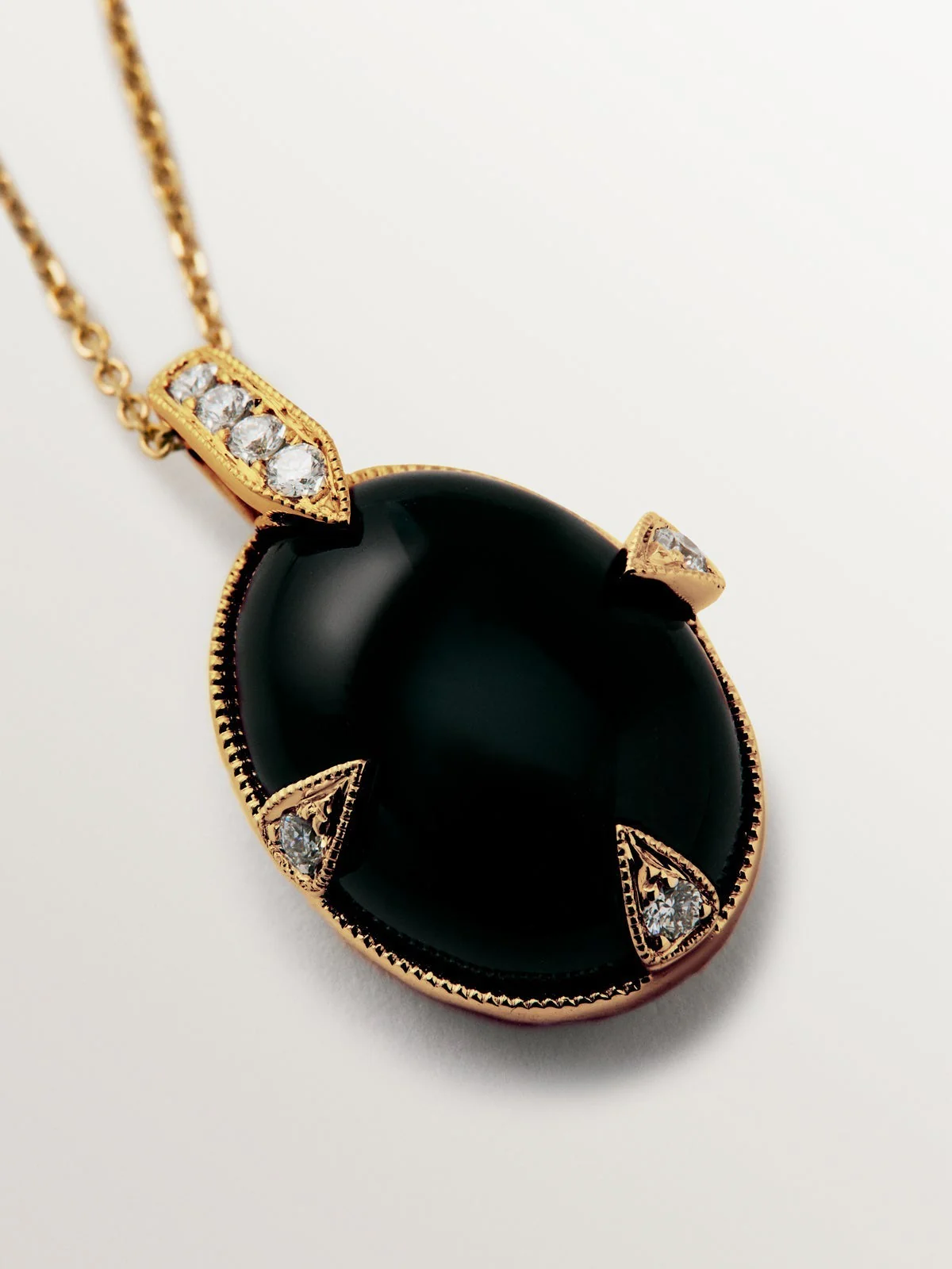 Colgante de oro amarillo de 18K con ónix negro y diamantes en talla brillante - Image 5