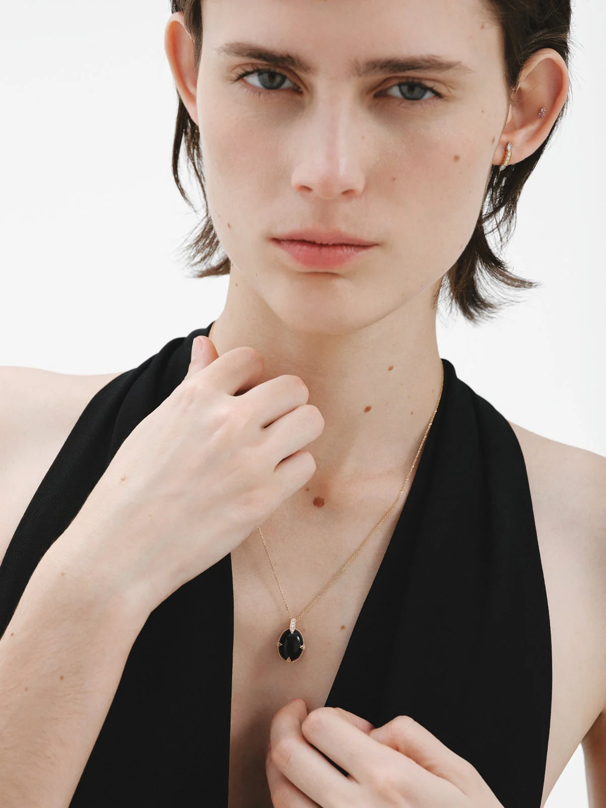 Colgante de oro amarillo de 18K con ónix negro y diamantes en talla brillante - Image 6