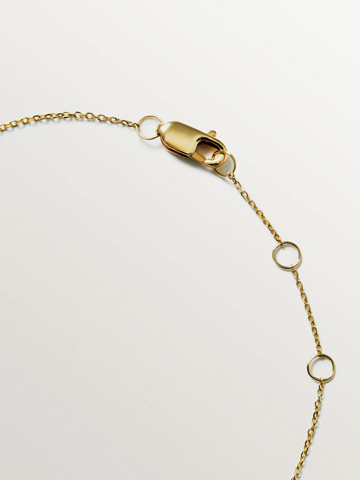 Colgante de oro amarillo de 18K con triple diamante - Image 6