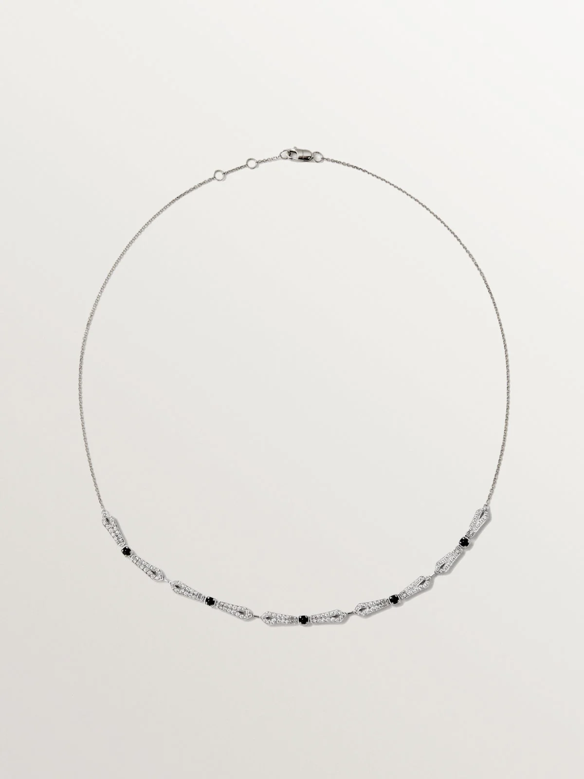 Colgante de oro blanco 18K con ónix negro y diamantes en talla brillante - Image 3